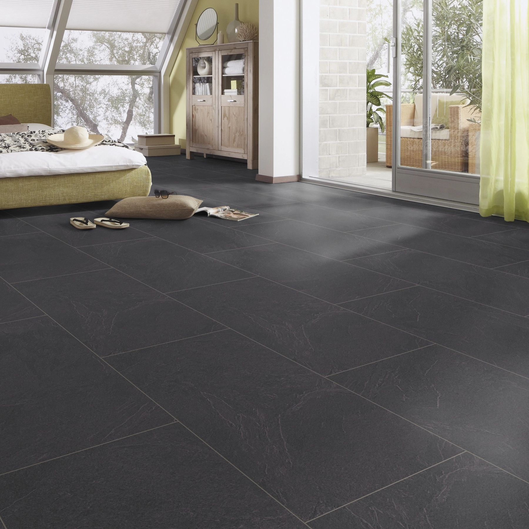 Milieubild Schlafzimmer im modernen Dachgeschoss - MEISTER Laminat LB 150 Schiefer anthrazit Milieubild Schlafzimmer im modernen Dachgeschoss - MEISTER 600003-0857398-06137