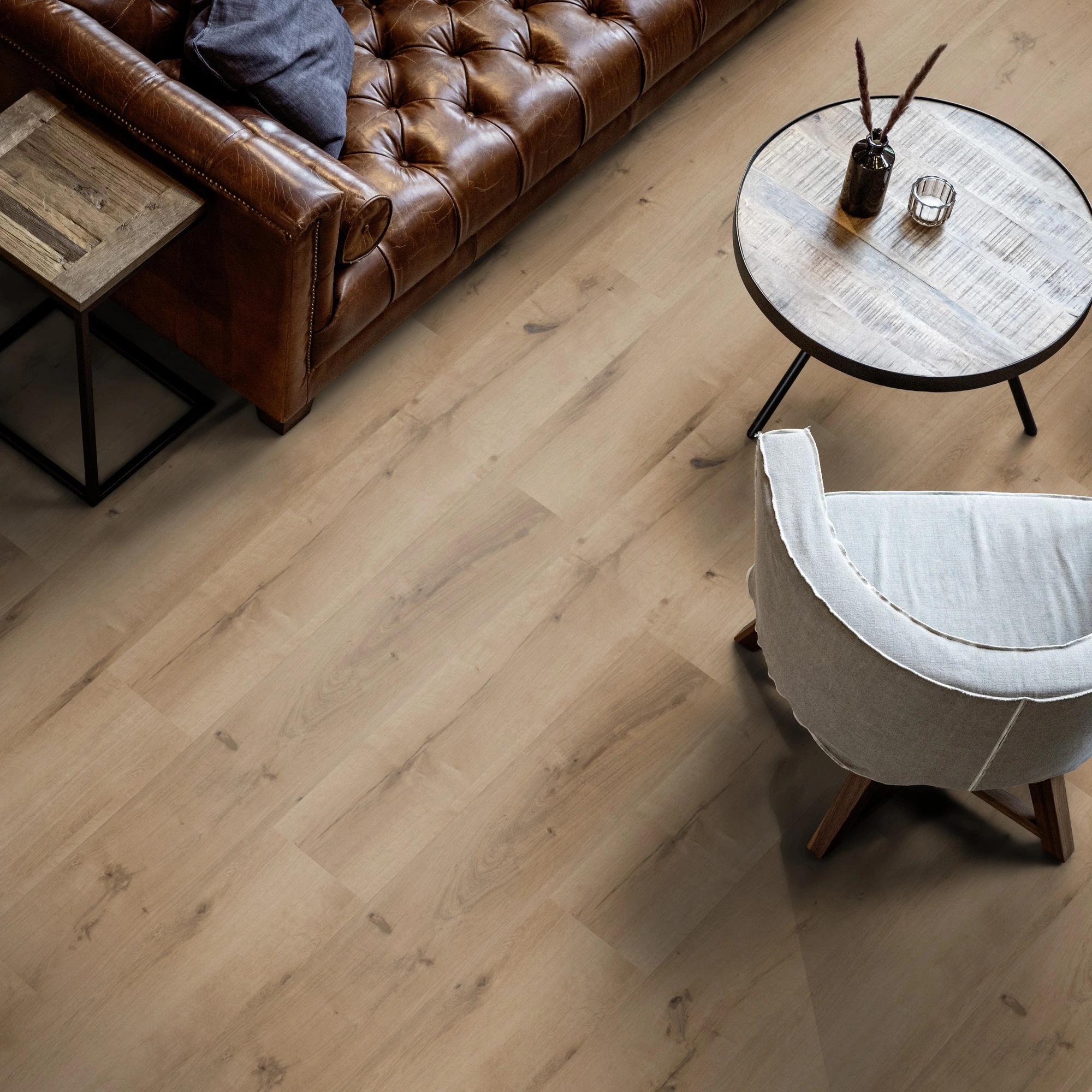 Milieubild Wohnzimmer mit Ledersofa - Blick von oben - ter Hürne Klebe-Vinyl Pro Grand Choice Eiche Bilbao Milieubild Wohnzimmer mit Ledersofa - Blick von oben - ter Hürne 1101210400