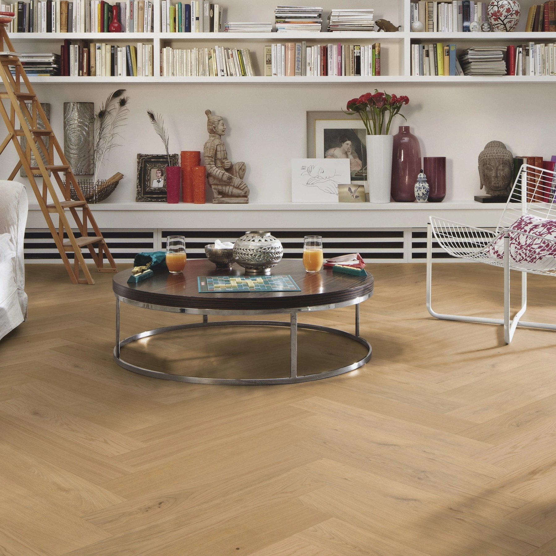 Milieubild Wohnzimmer mit großem Bücherregal - MEISTER Holzboden HS 500 Lindura Eiche classic pure Milieubild Wohnzimmer mit großem Bücherregal - MEISTER 500010-0700140-08928