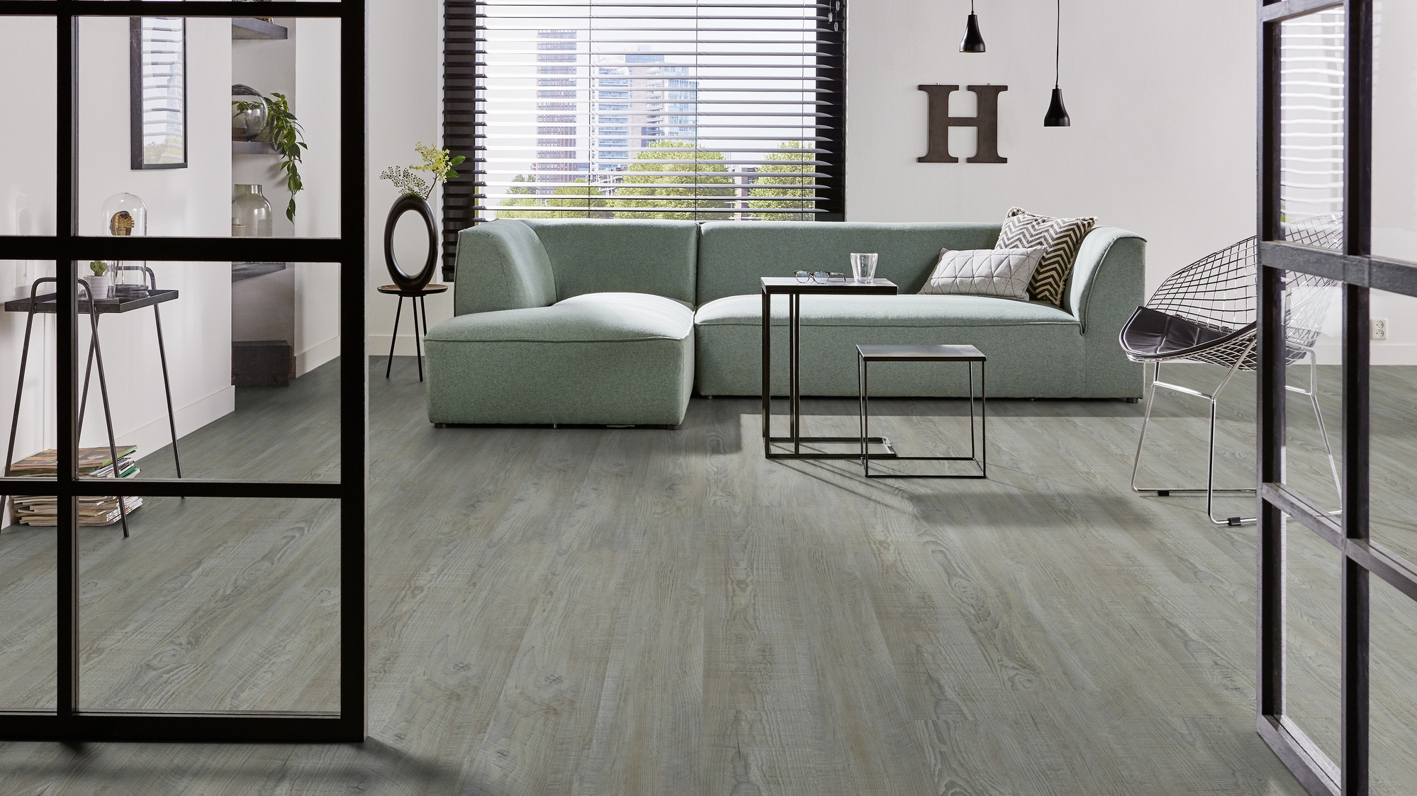 Milieubild Modernes Wohnzimmer mit mintgrünem Sofa - Forbo Flooring 217636