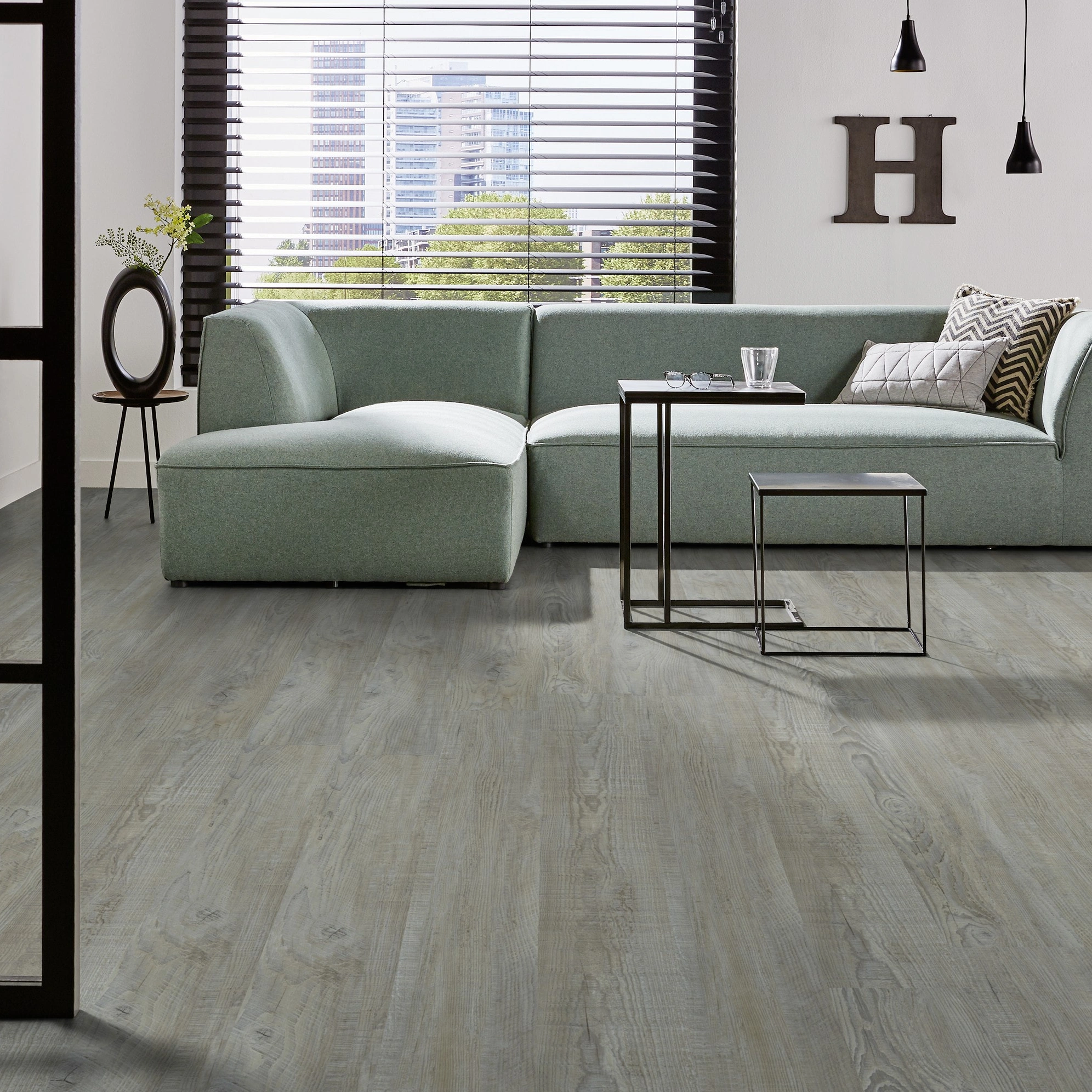 Milieubild Modernes Wohnzimmer mit mintgrünem Sofa - Forbo Flooring Klebe-Vinyl Enduro Dryback Wood Steamed Pine Milieubild Modernes Wohnzimmer mit mintgrünem Sofa - Forbo Flooring 217636