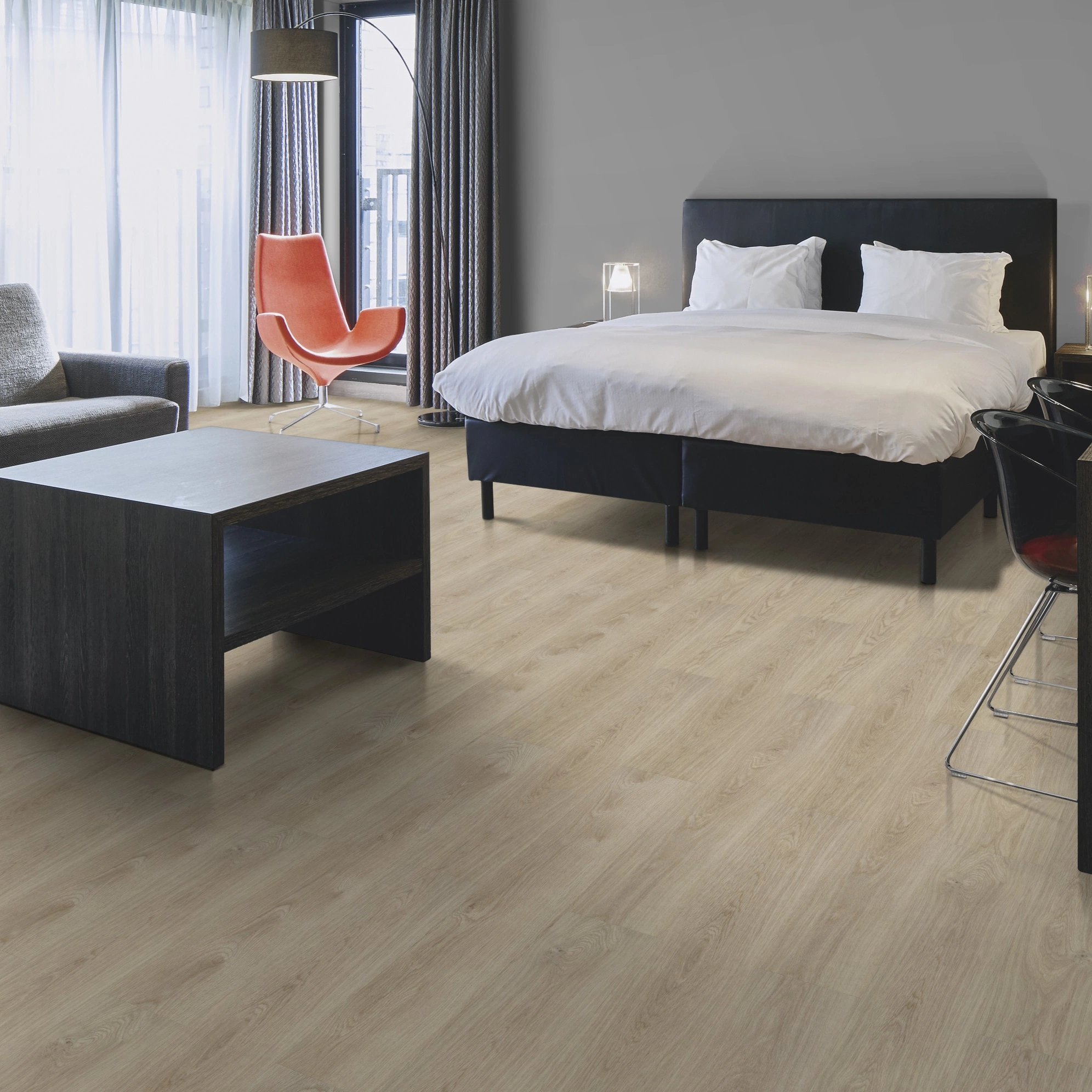 Milieubild Hotelzimmer mit Kingsize-Bett - Forbo Flooring Klick-Vinyl Enduro Click Decibel 0.55 Washed Oak Milieubild Hotelzimmer mit Kingsize-Bett - Forbo Flooring 253435
