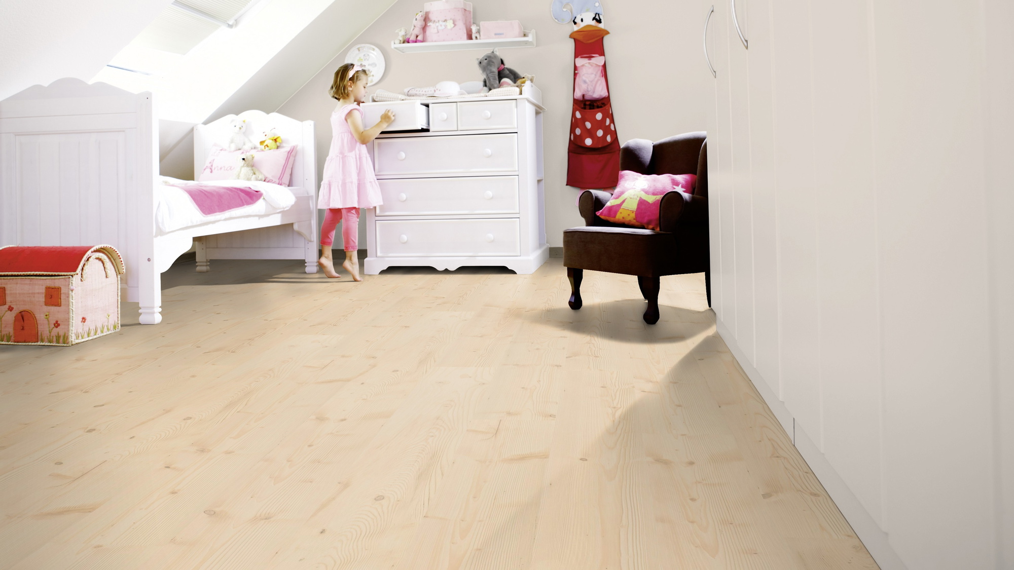Milieubild Kinderzimmer mit weißer Kommode - wineo PLC297R