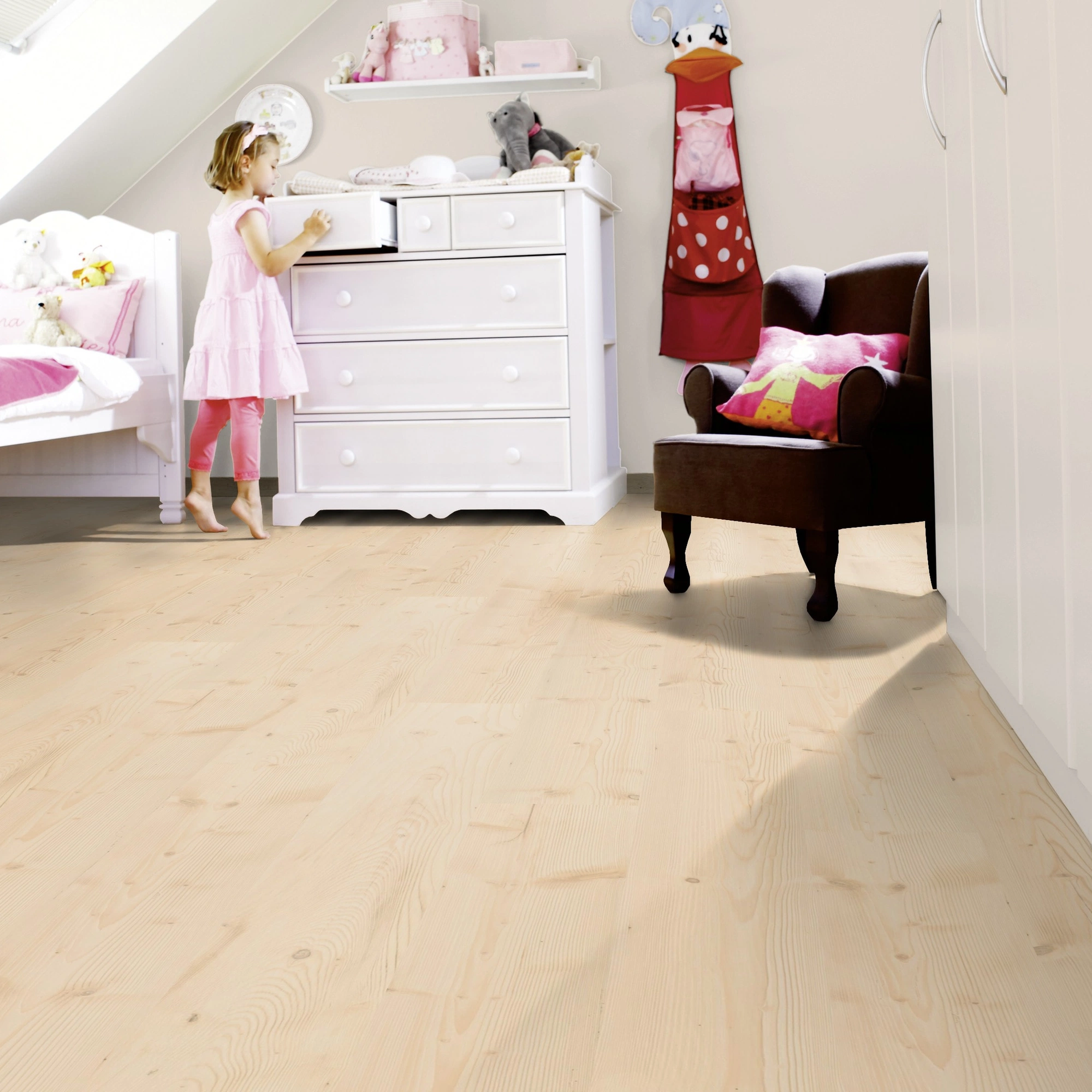 Milieubild Kinderzimmer mit weißer Kommode - wineo Klick-Bioboden PURLINE wineo 1000 wood L Natural Pine Beach Milieubild Kinderzimmer mit weißer Kommode - wineo PLC297R