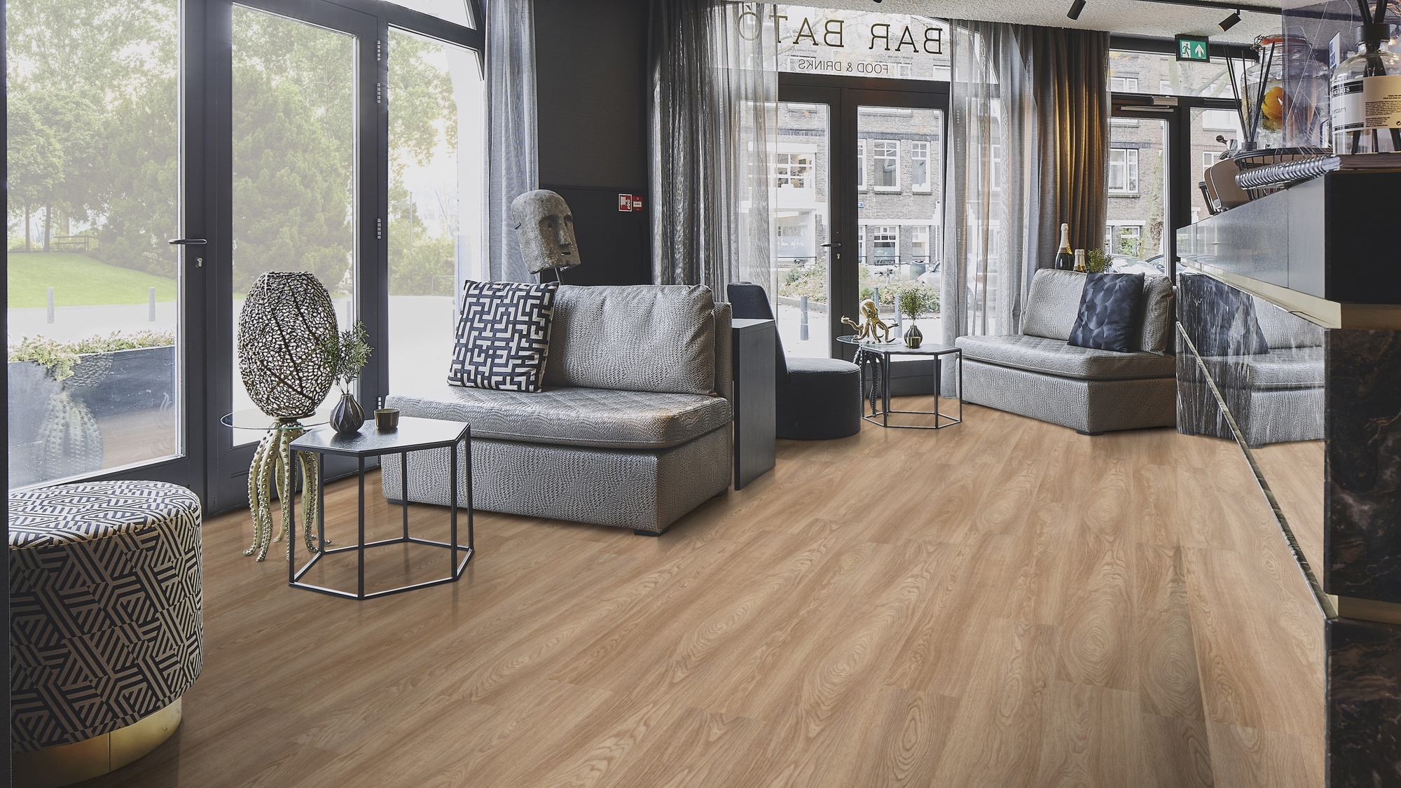 Milieubild Lounge in Hotelbar - Forbo Flooring Klebe-Vinyl Allura Dryback 0.55 Wood Natural Serene Oak Milieubild Lounge in Hotelbar - Forbo Flooring 243560