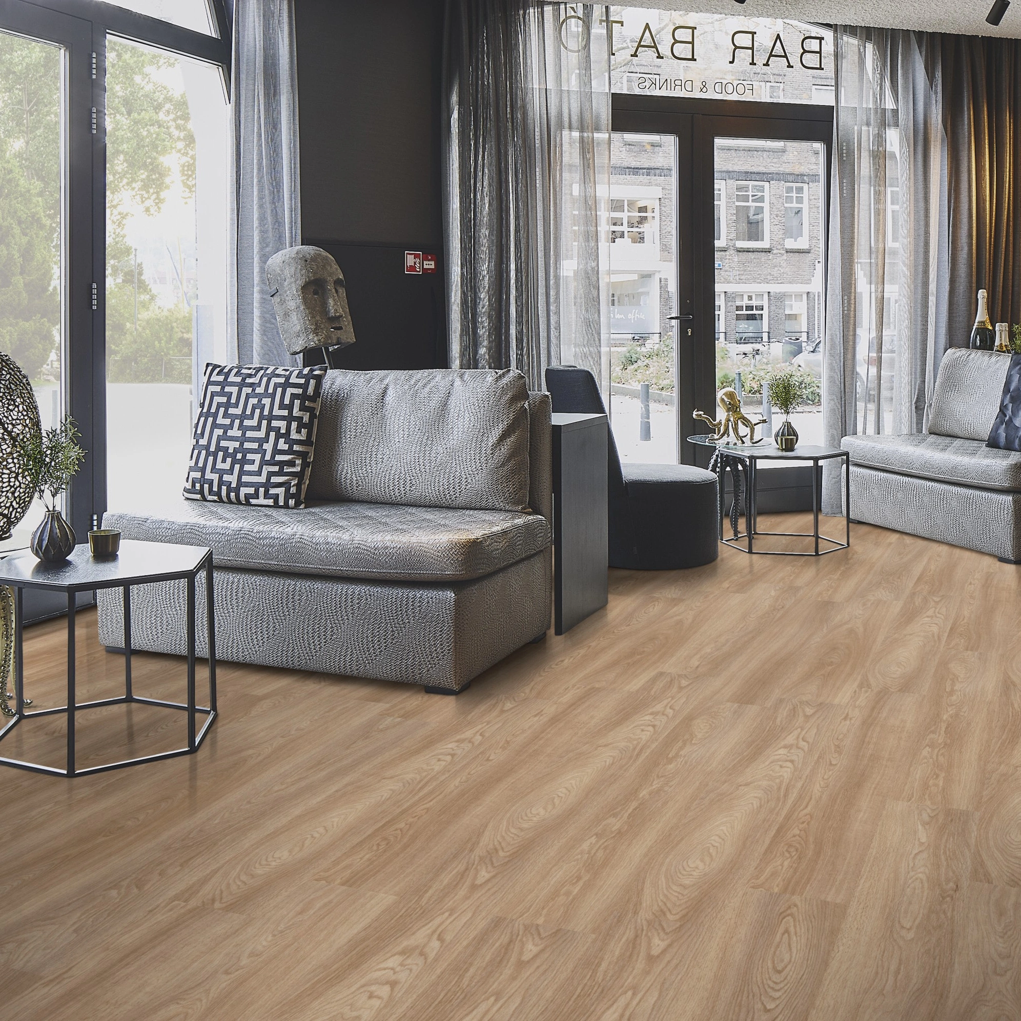 Milieubild Lounge in Hotelbar - Forbo Flooring Klebe-Vinyl Allura Dryback 0.55 Wood Natural Serene Oak Milieubild Lounge in Hotelbar - Forbo Flooring 243560