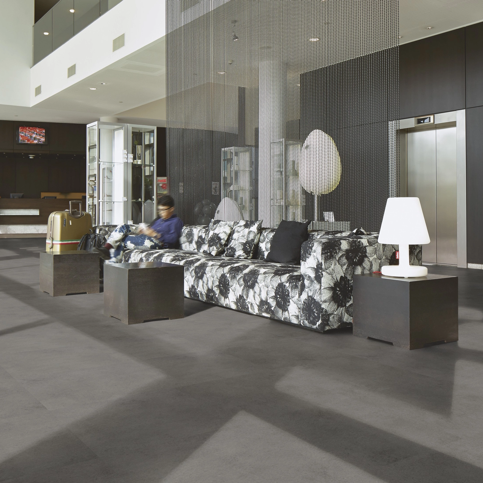 Milieubild Hotellobby mit Rezeption - Forbo Flooring Klebe-Vinyl Allura Dryback 0.55 Material Rock Cement Milieubild Hotellobby mit Rezeption - Forbo Flooring 243652