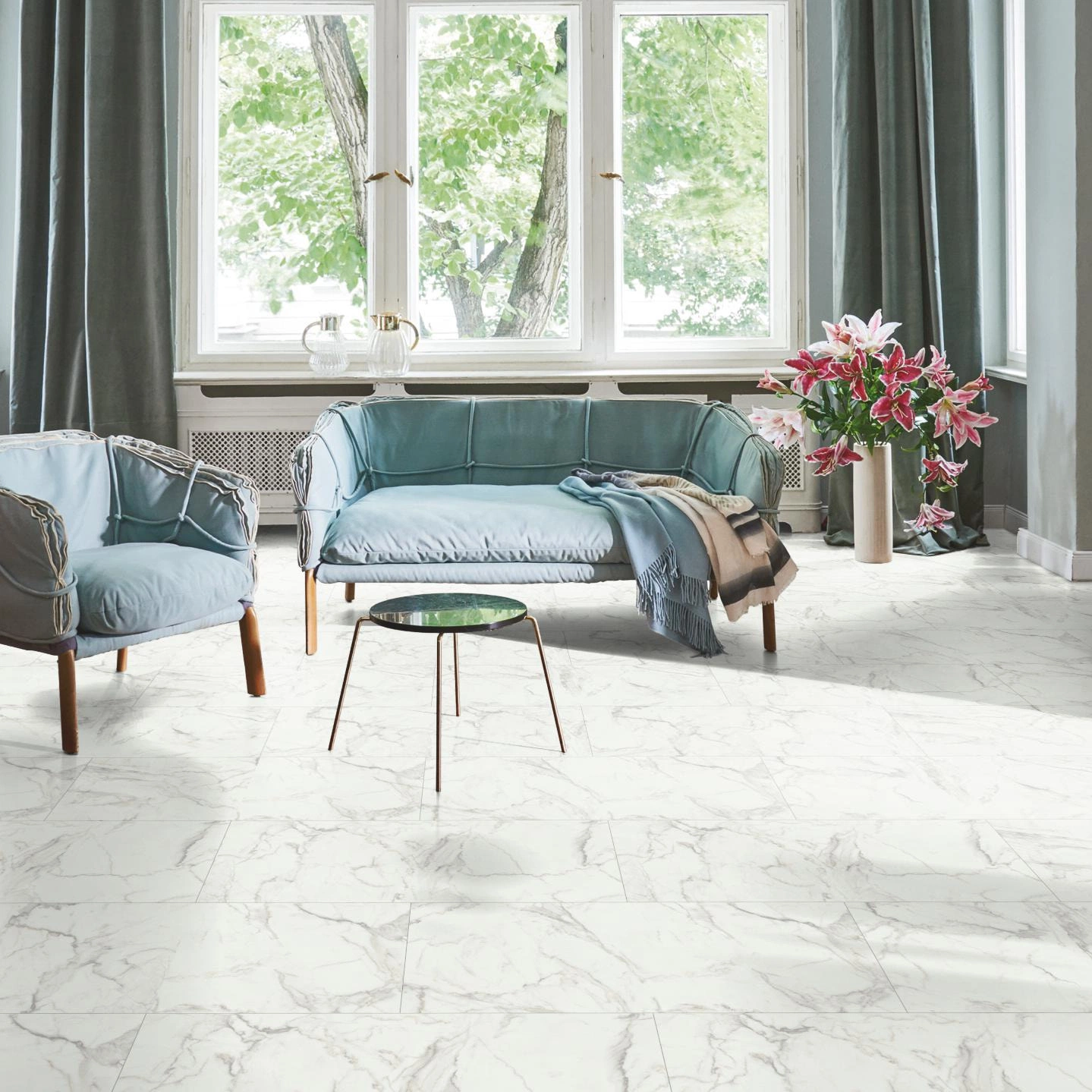 Milieubild Wohnzimmer in Stadtwohnung - Parador Klick-Designboden Modular ONE Hydron Mamor Eos weiß Milieubild Wohnzimmer in Stadtwohnung - Parador 1748745