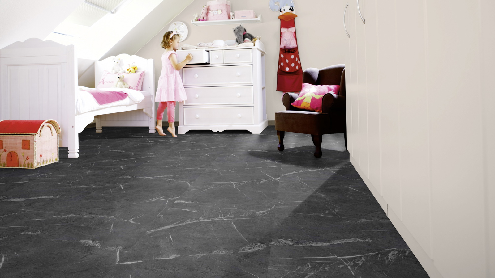 Milieubild Kinderzimmer mit weißer Kommode - wineo PL15402SXL