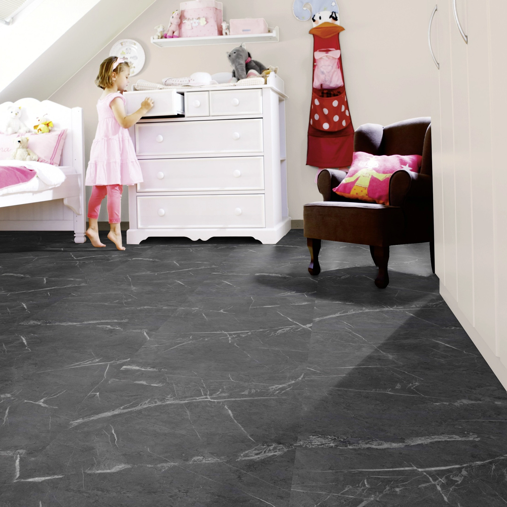 Milieubild Kinderzimmer mit weißer Kommode - wineo Klebe-Bioboden PURLINE wineo 1500 stone XL Metropolitan Marble Dark Milieubild Kinderzimmer mit weißer Kommode - wineo PL15402SXL