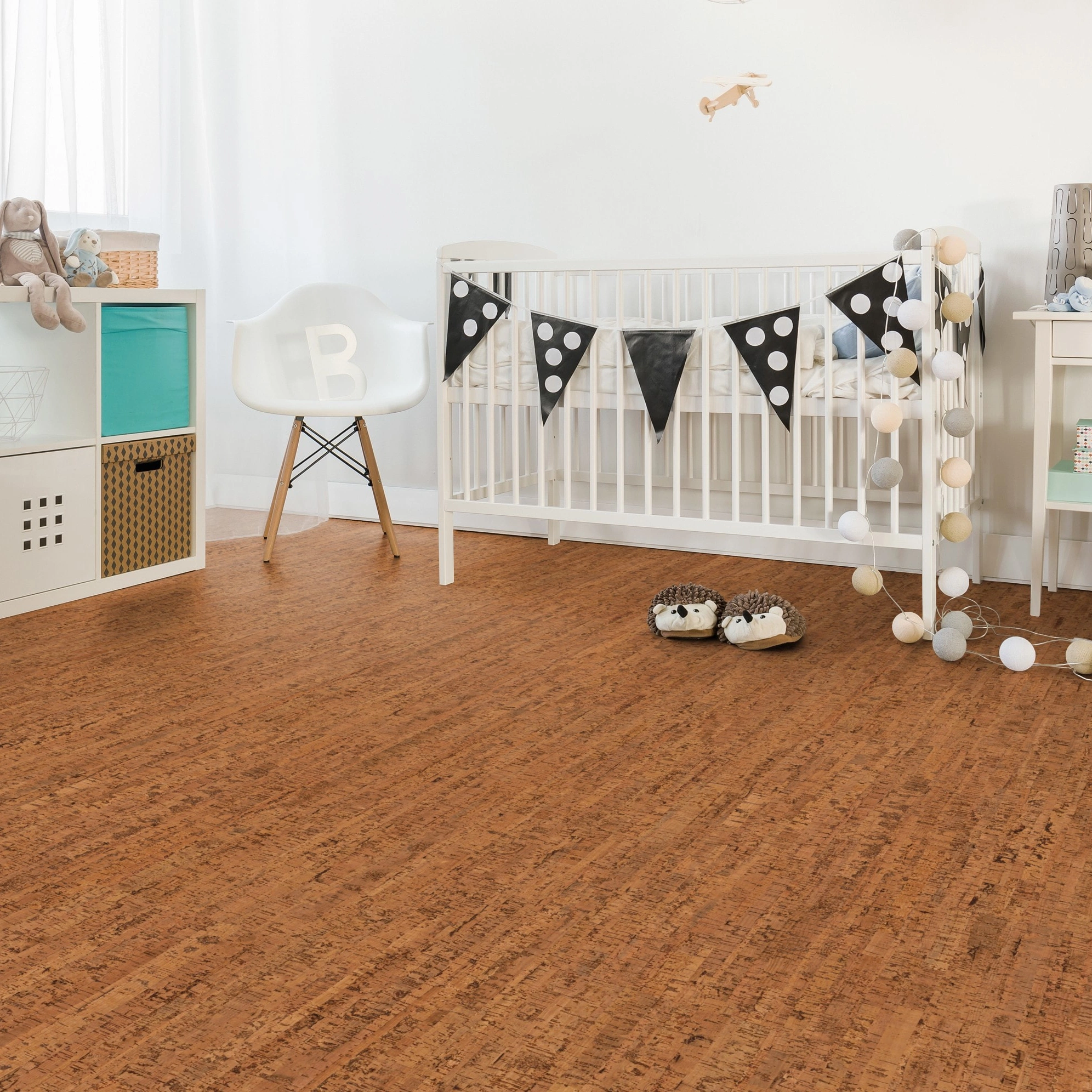 Milieubild Kinderzimmer mit weißer Krippe - Wicanders Wise HDF Klick-Korkboden cork Go Attraction Milieubild Kinderzimmer mit weißer Krippe - Wicanders Wise 80001640