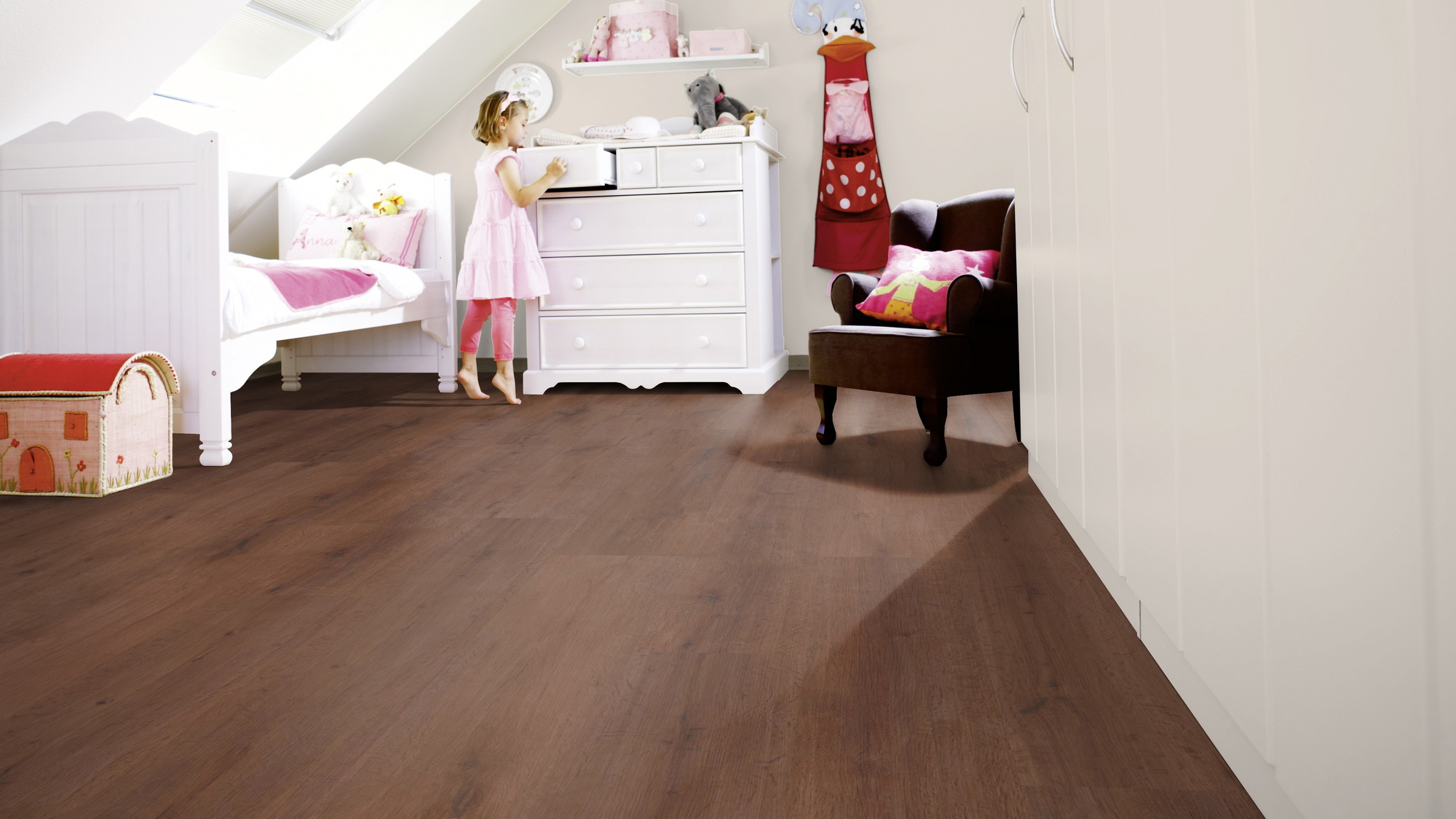 Milieubild Kinderzimmer mit weißer Kommode - wineo Klebe-Bioboden PURLINE wineo 1000 wood XL Rustic Oak Coffee Milieubild Kinderzimmer mit weißer Kommode - wineo PL316R