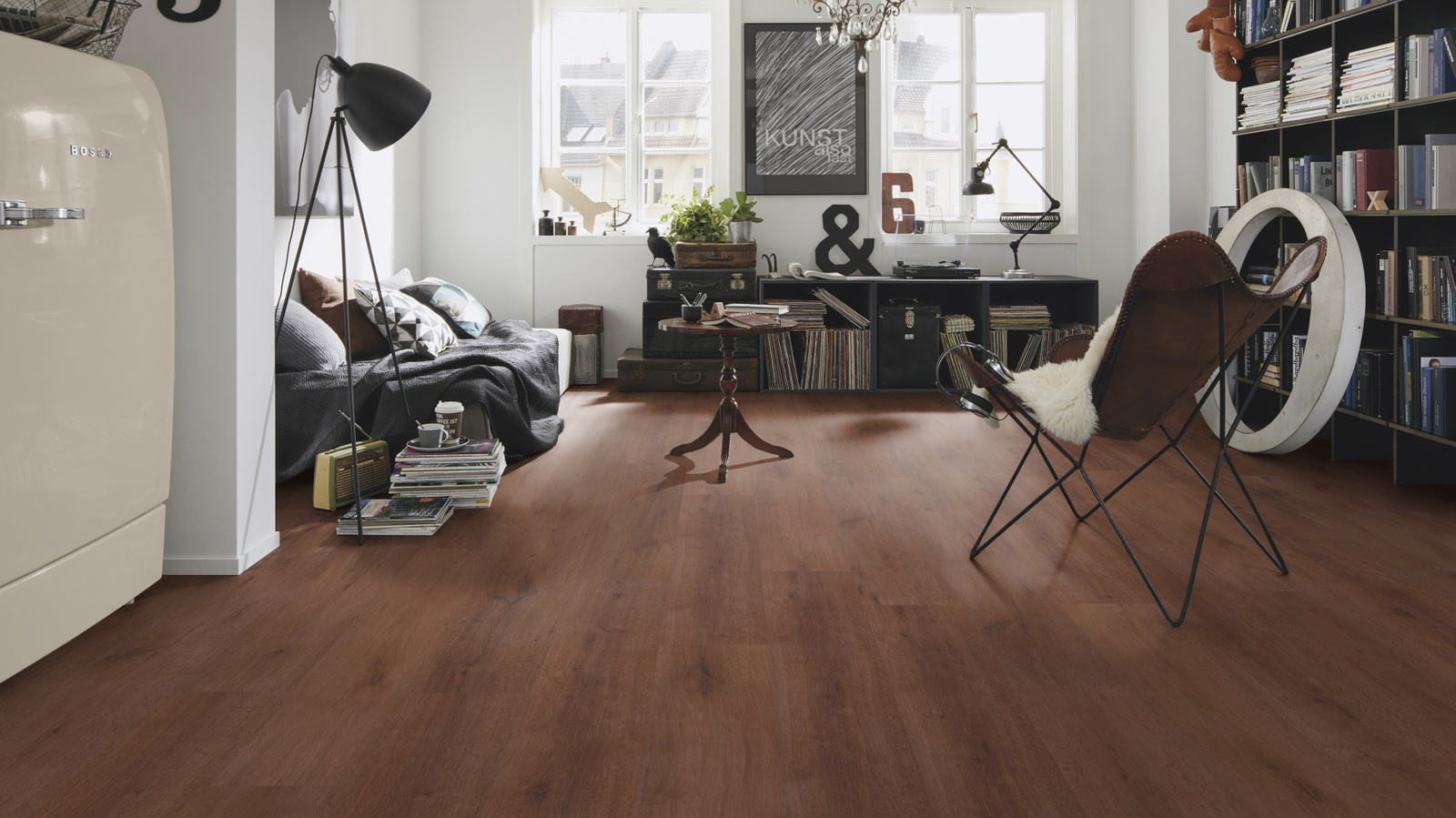 Milieubild Kompaktes Wohnzimmer mit Bücherregal - wineo PL316R