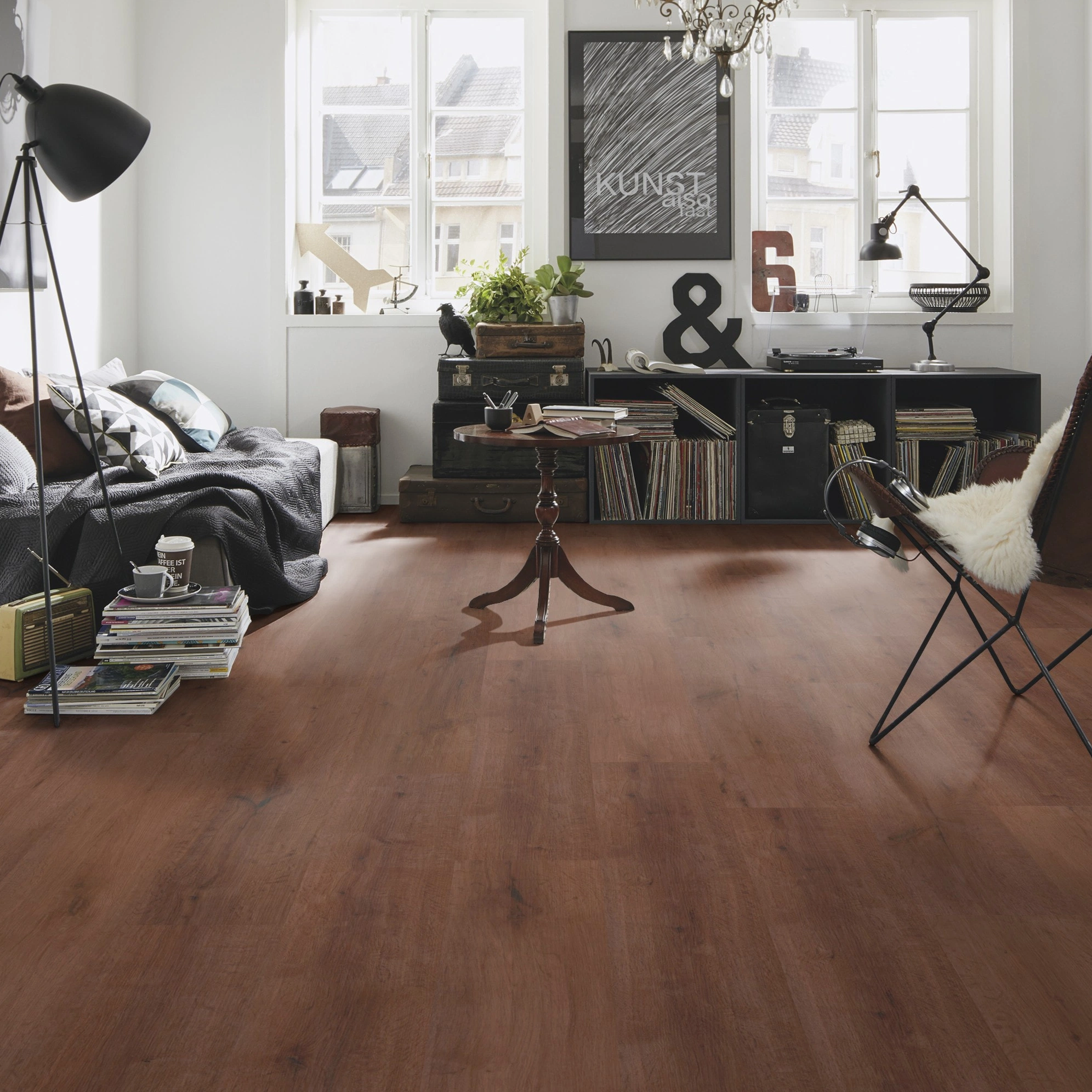 Milieubild Kompaktes Wohnzimmer mit Bücherregal - wineo Klebe-Bioboden PURLINE wineo 1000 wood XL Rustic Oak Coffee Milieubild Kompaktes Wohnzimmer mit Bücherregal - wineo PL316R