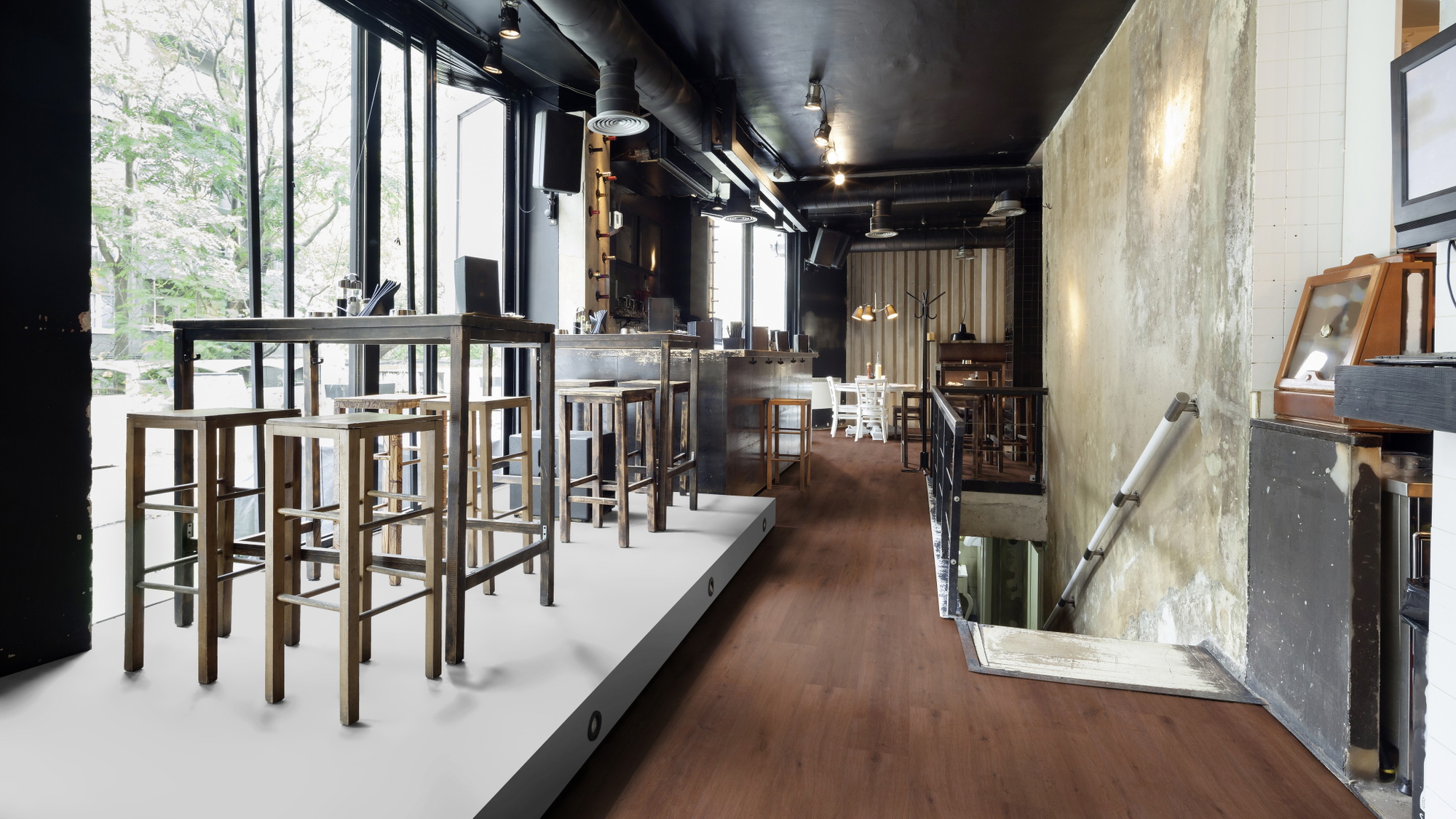 Milieubild Restaurant - Bar mit Tischen und Hockern - wineo Klick-Bioboden PURLINE wineo 1000 wood XL Rustic Oak Coffee Milieubild Restaurant - Bar mit Tischen und Hockern - wineo PLC316R