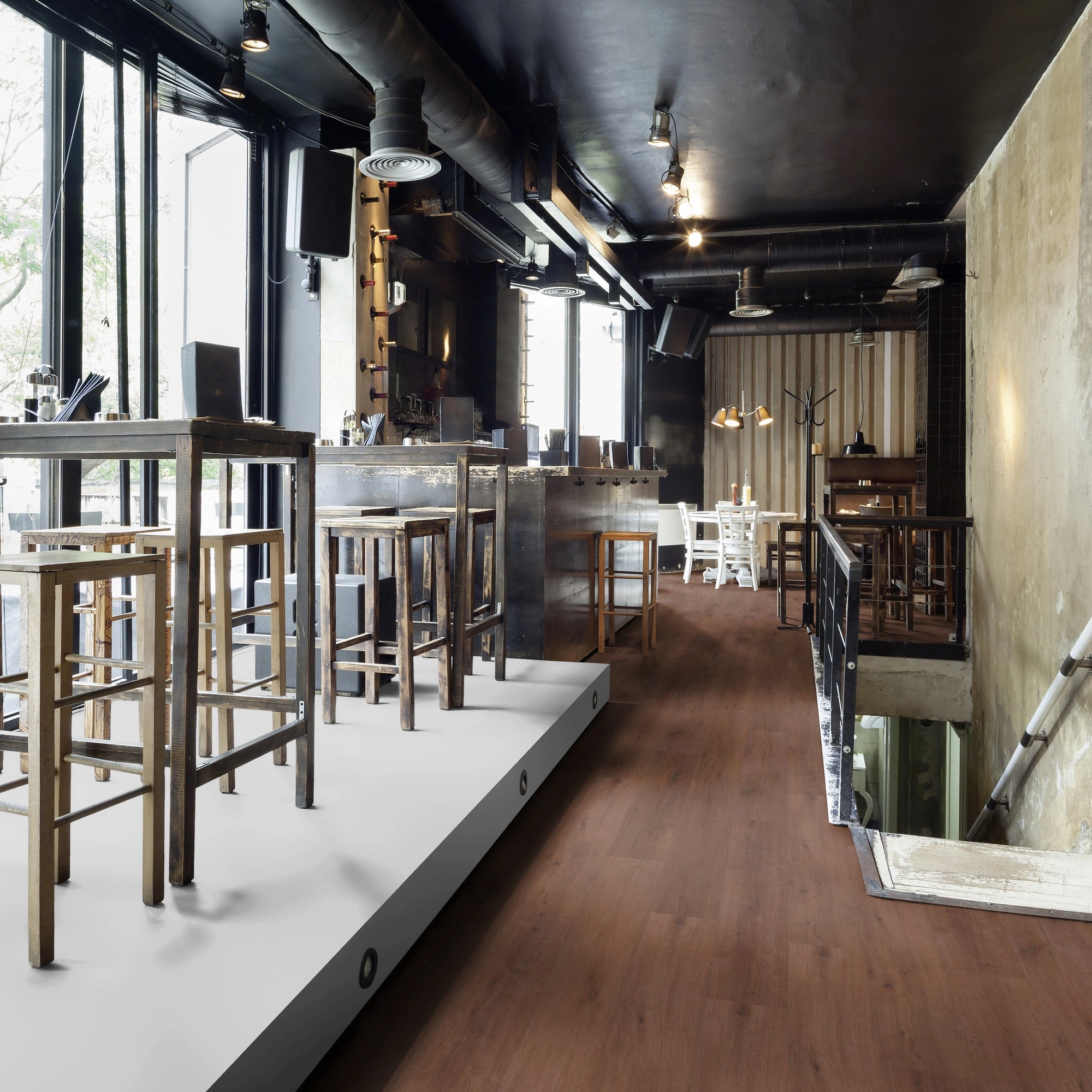 Milieubild Restaurant - Bar mit Tischen und Hockern - wineo Klick-Bioboden PURLINE wineo 1000 wood XL Rustic Oak Coffee Milieubild Restaurant - Bar mit Tischen und Hockern - wineo PLC316R