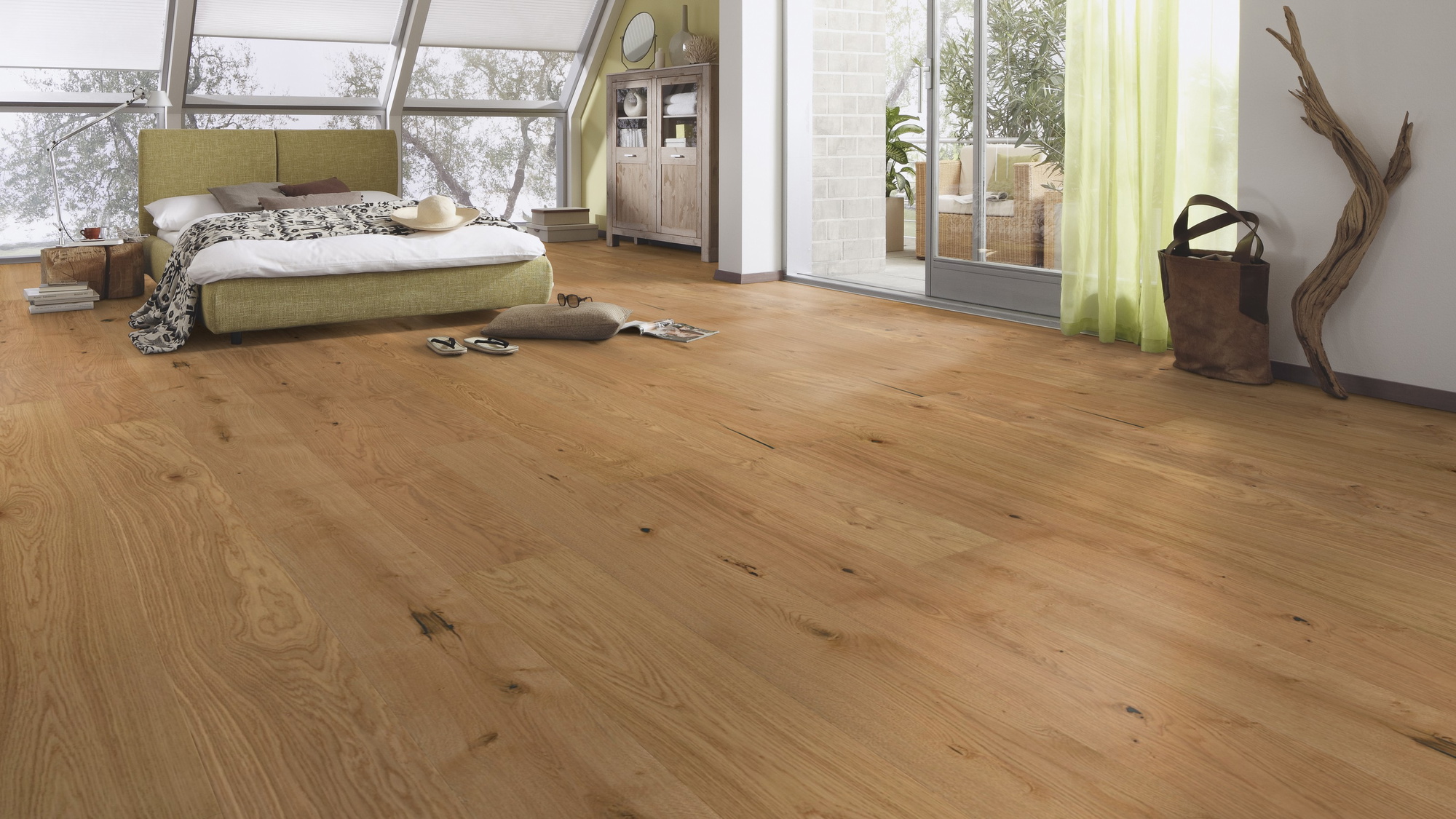 Milieubild Schlafzimmer im modernen Dachgeschoss - MEISTER Furnierboden HD 100 Natureflex Eiche authentic Milieubild Schlafzimmer im modernen Dachgeschoss - MEISTER 500139-2200210-20017