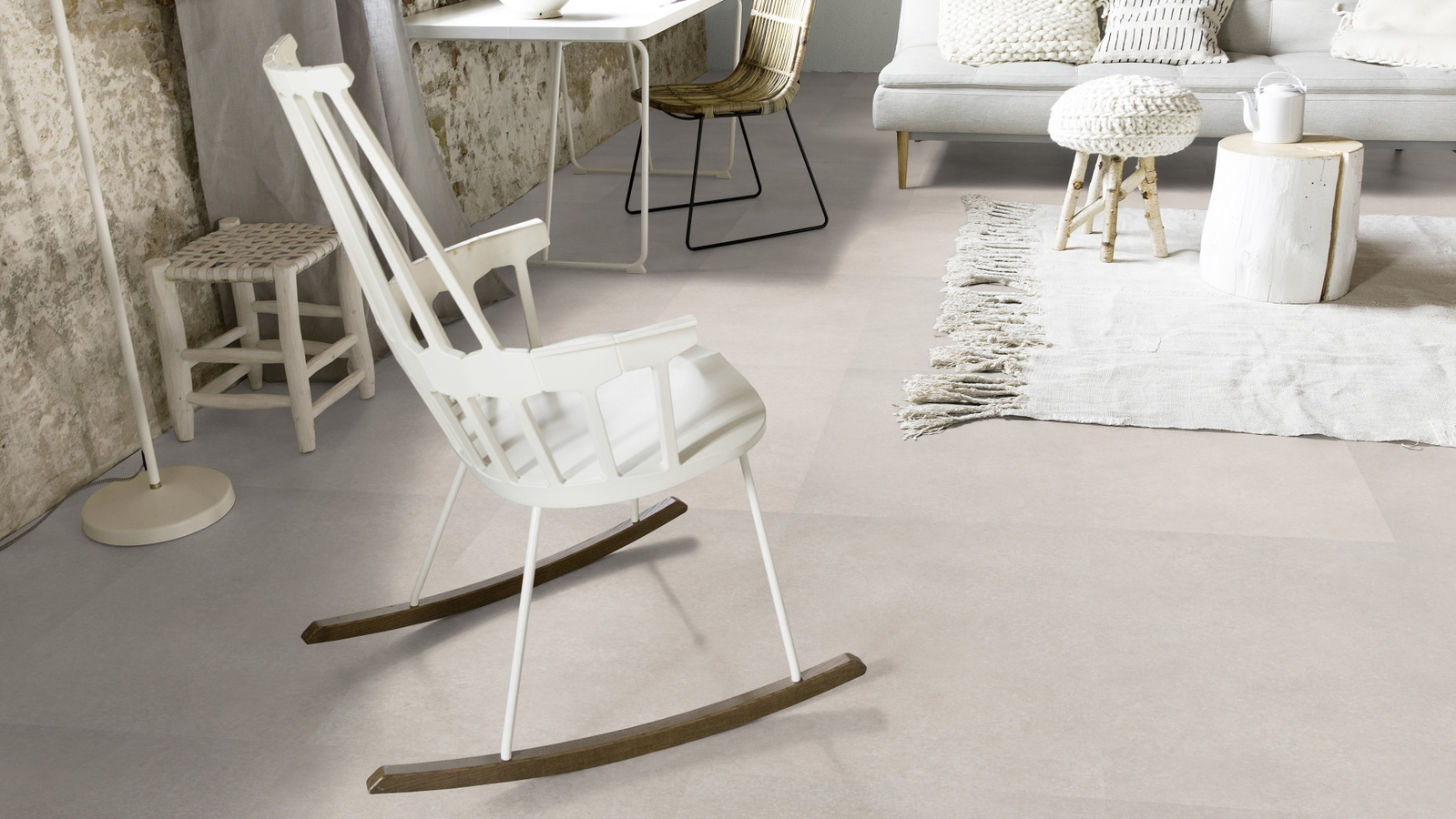 Milieubild Wohnzimmer mit Schaukelstuhl im skandinavischen Stil - Forbo Flooring 243664