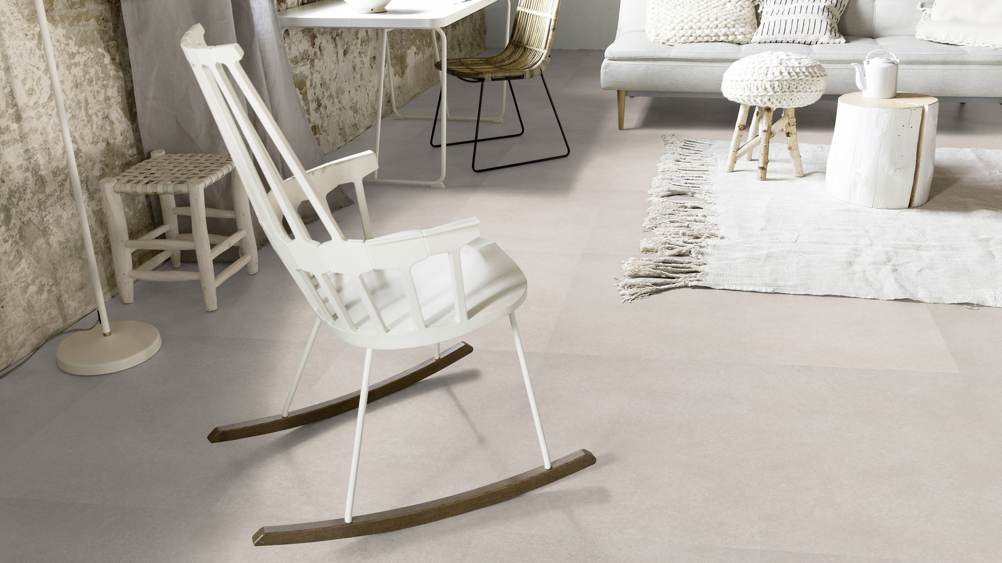 Milieubild Wohnzimmer mit Schaukelstuhl im skandinavischen Stil - Forbo Flooring 243664