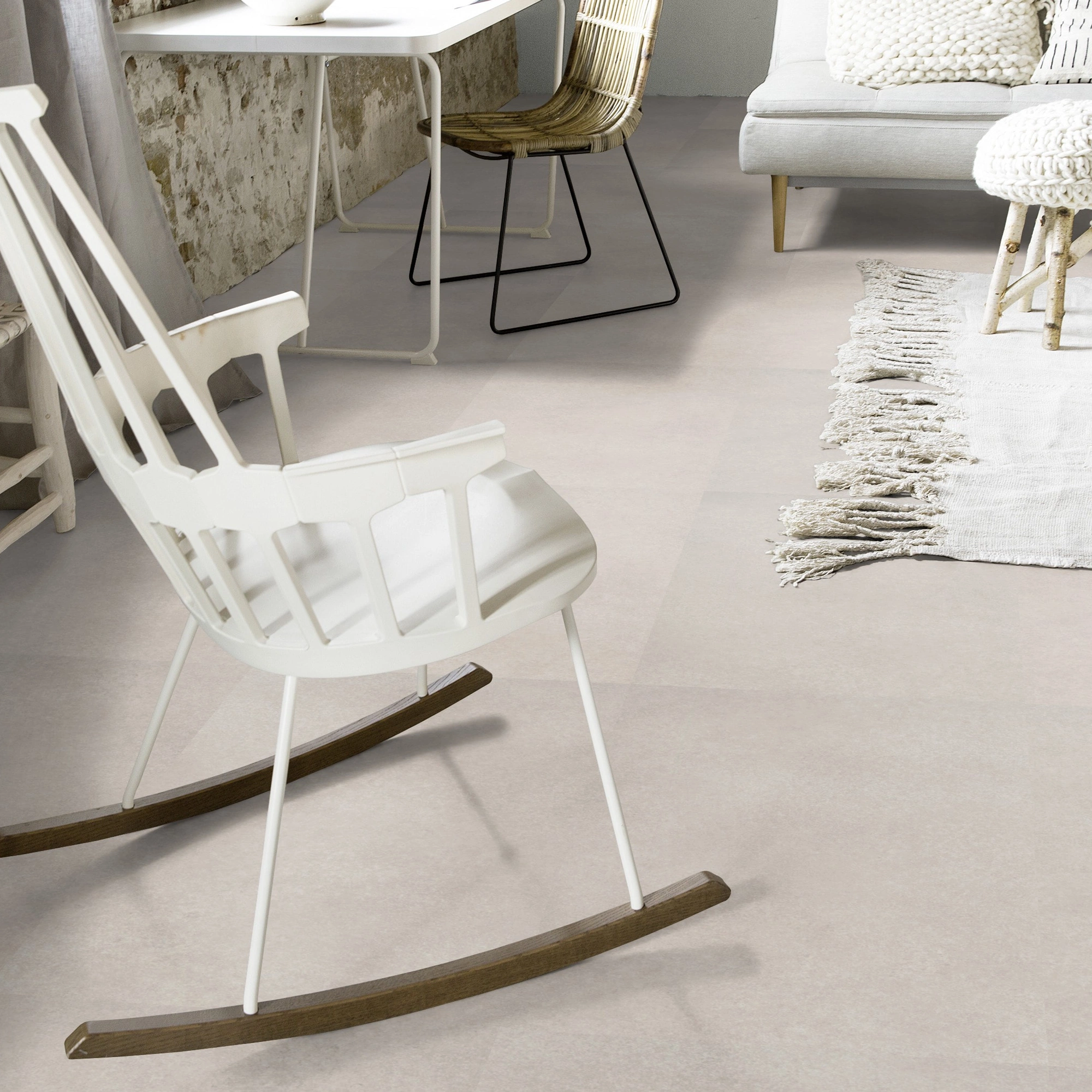 Milieubild Wohnzimmer mit Schaukelstuhl im skandinavischen Stil - Forbo Flooring Klebe-Vinyl Allura Dryback 0.55 Material Pale Speckled Ceramic Milieubild Wohnzimmer mit Schaukelstuhl im skandinavischen Stil - Forbo Flooring 243664