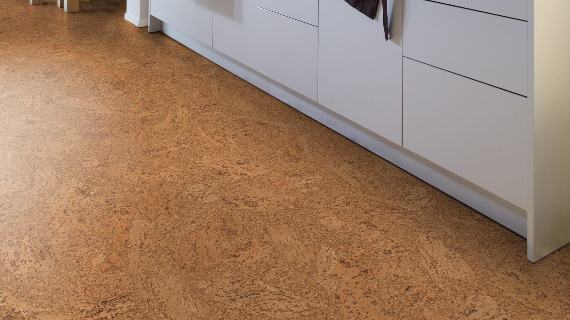Milieubild Esszimmer mit Küchenblock - Wicanders Wise HDF Klick-Korkboden cork Essence Originals Accent Milieubild Esszimmer mit Küchenblock - Wicanders Wise 80002243