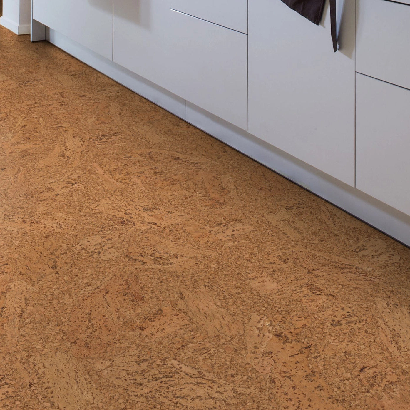 Milieubild Esszimmer mit Küchenblock - Wicanders Wise HDF Klick-Korkboden cork Essence Originals Accent Milieubild Esszimmer mit Küchenblock - Wicanders Wise 80002243