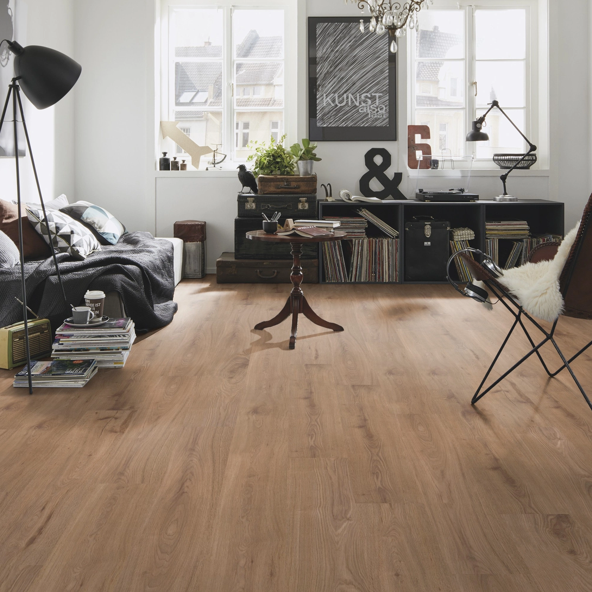 Milieubild Kompaktes Wohnzimmer mit Bücherregal - wineo Klick-Bioboden PURLINE wineo 1000 wood L Strong Oak Cinnamon Milieubild Kompaktes Wohnzimmer mit Bücherregal - wineo PLC301R