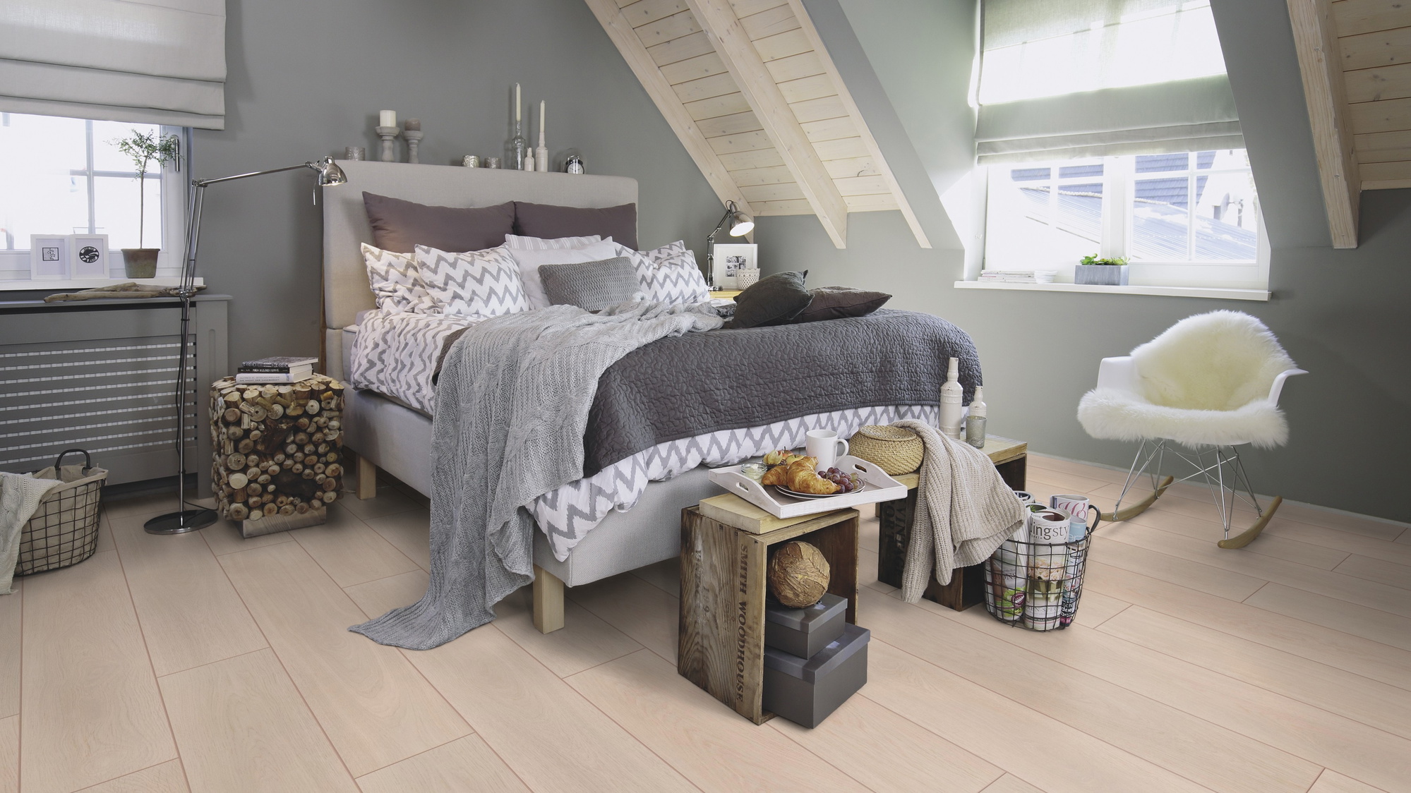 Milieubild Schlafzimmer im modernen Dachgeschoss - wineo Klick-Bioboden PURLINE wineo 1000 wood XL Calm Oak Bright Milieubild Schlafzimmer im modernen Dachgeschoss - wineo PLC305R