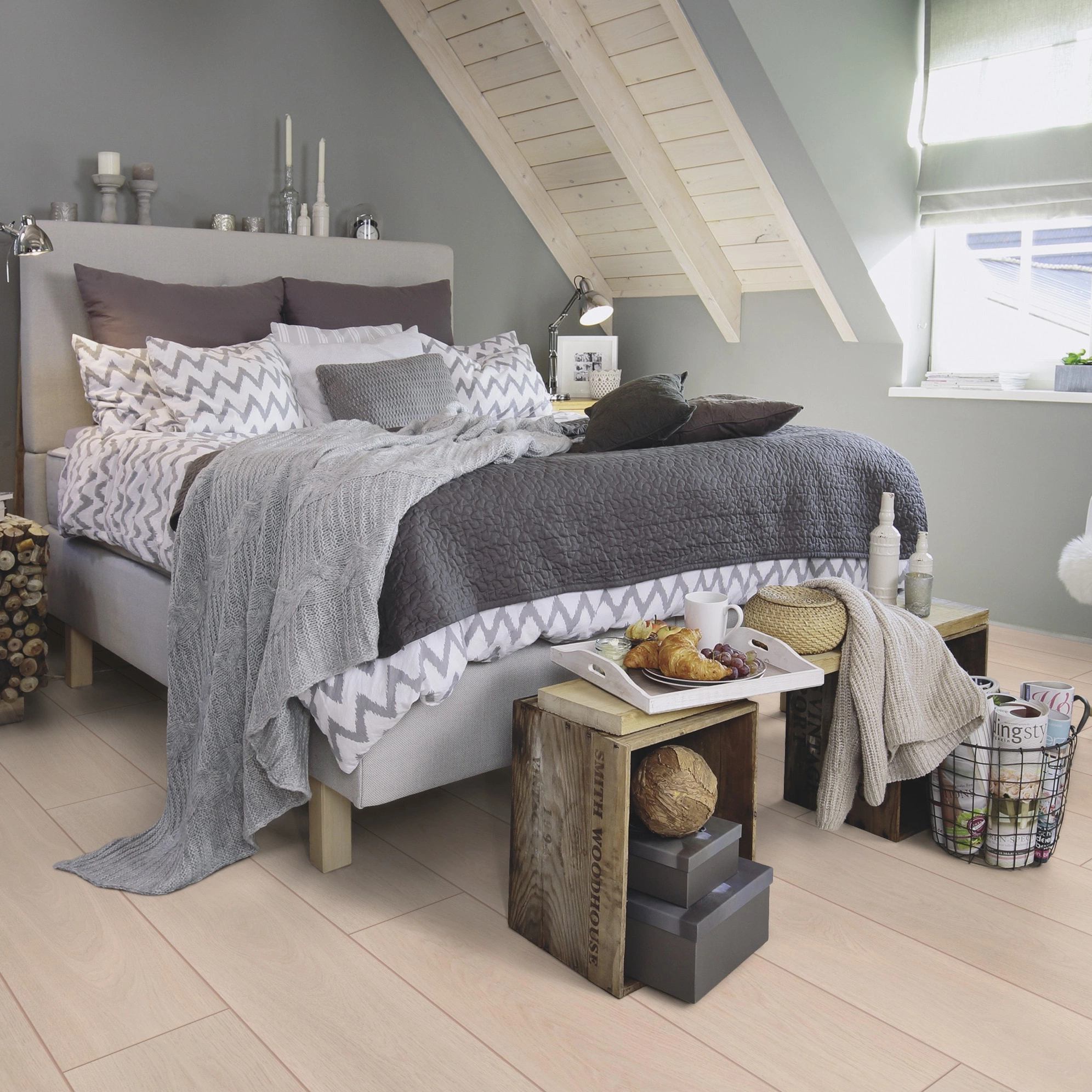 Milieubild Schlafzimmer im modernen Dachgeschoss - wineo Klick-Bioboden PURLINE wineo 1000 wood XL Calm Oak Bright Milieubild Schlafzimmer im modernen Dachgeschoss - wineo PLC305R