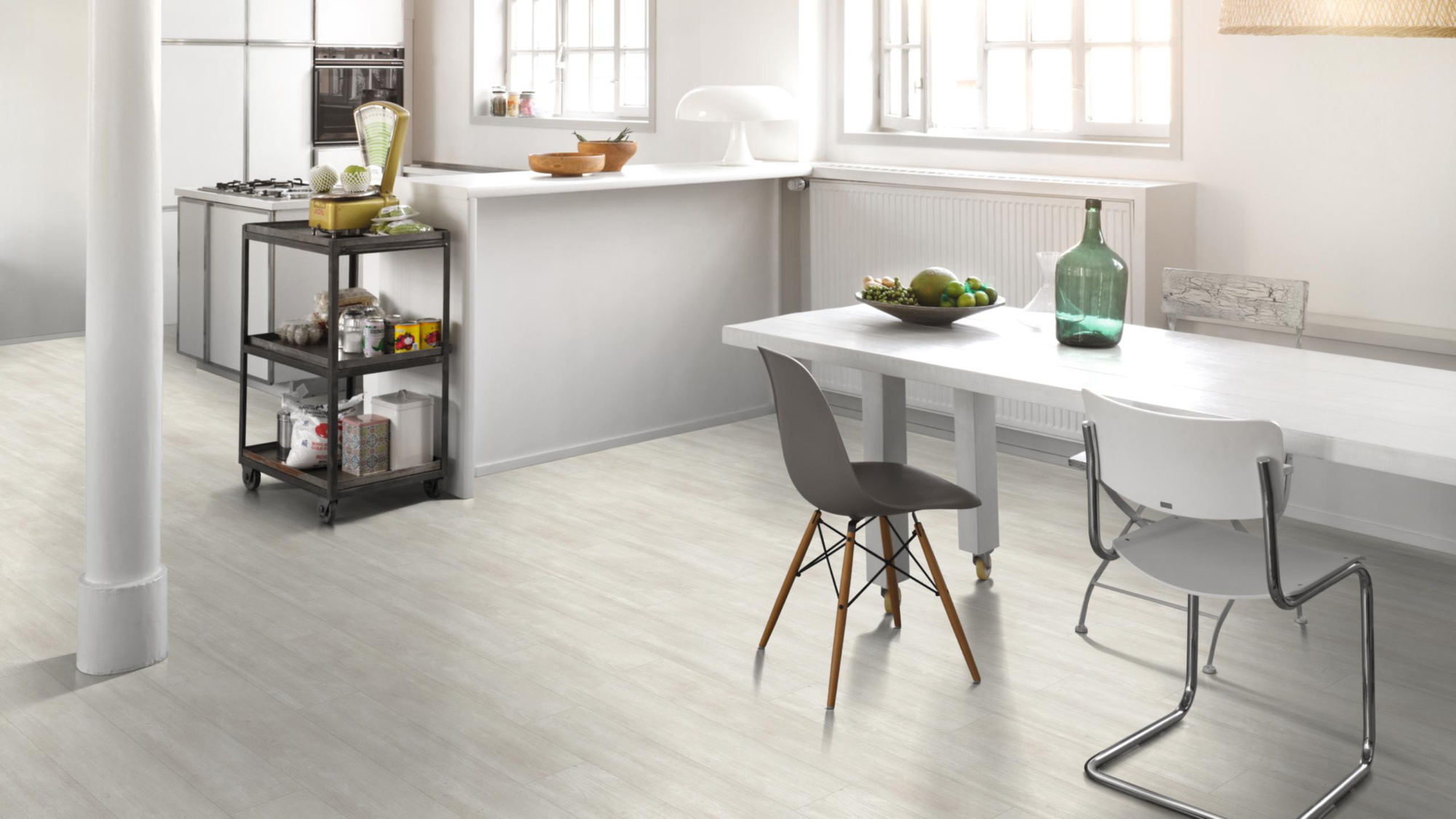 Milieubild Küche mit Essbereich - Parador HDF Klick-Designboden Modular ONE Eiche Nordic weiß Milieubild Küche mit Essbereich - Parador 1744547