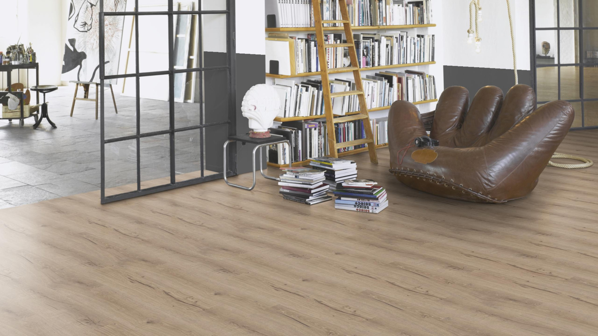 Milieubild Modernes Wohnzimmer mit Atelier - Parador Klebe-Vinyl Classic 2025 Eiche Cambridge taupe Milieubild Modernes Wohnzimmer mit Atelier - Parador 1748875