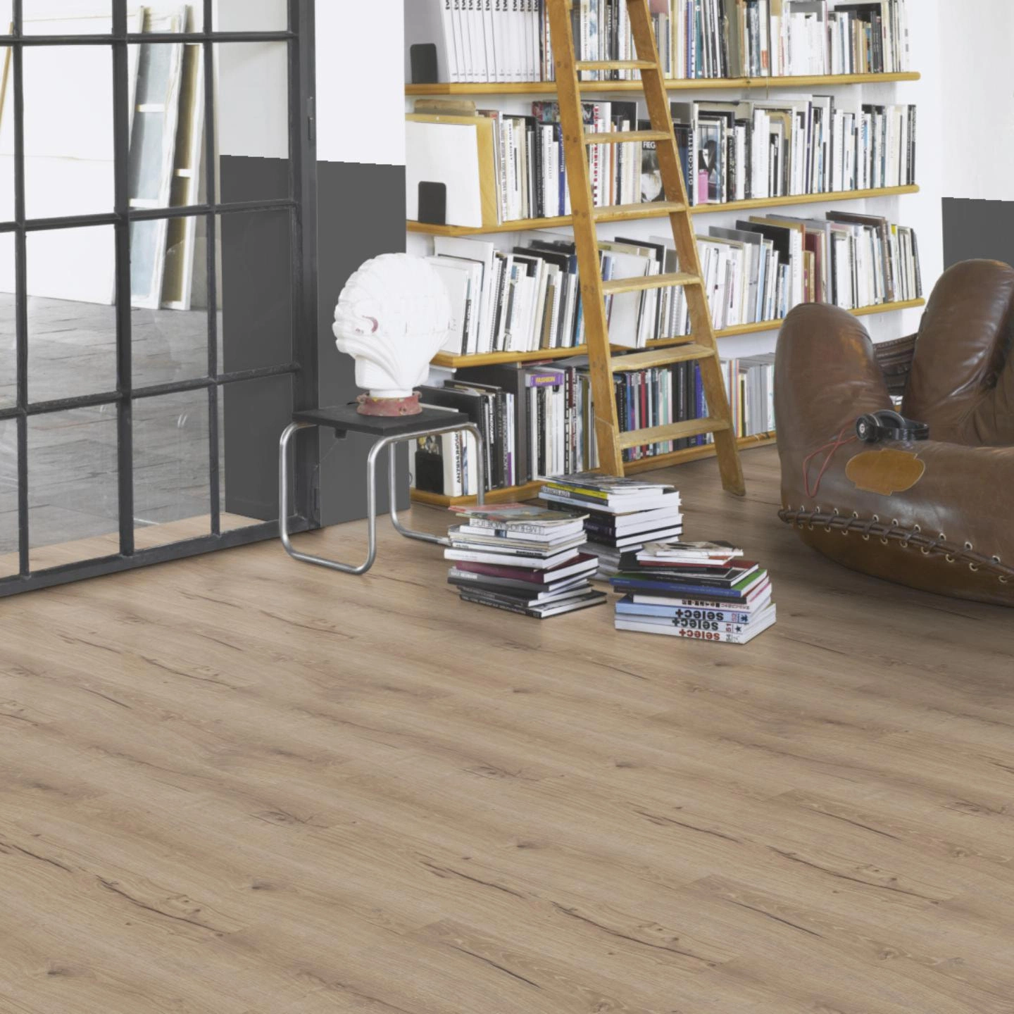 Milieubild Modernes Wohnzimmer mit Atelier - Parador Klebe-Vinyl Classic 2025 Eiche Cambridge taupe Milieubild Modernes Wohnzimmer mit Atelier - Parador 1748875