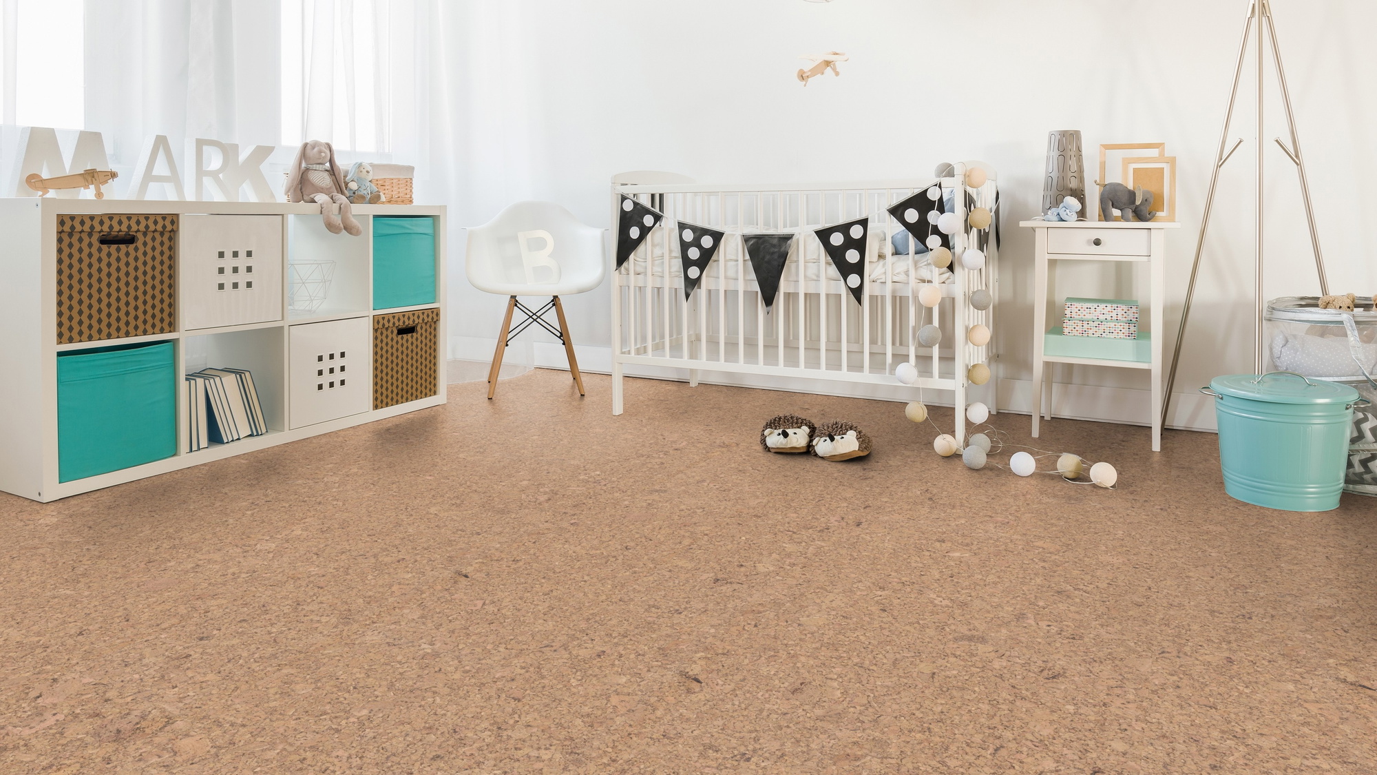 Milieubild Kinderzimmer mit weißer Krippe - Wicanders Wise HDF Klick-Korkboden cork Go Ambition Milieubild Kinderzimmer mit weißer Krippe - Wicanders Wise 80001643