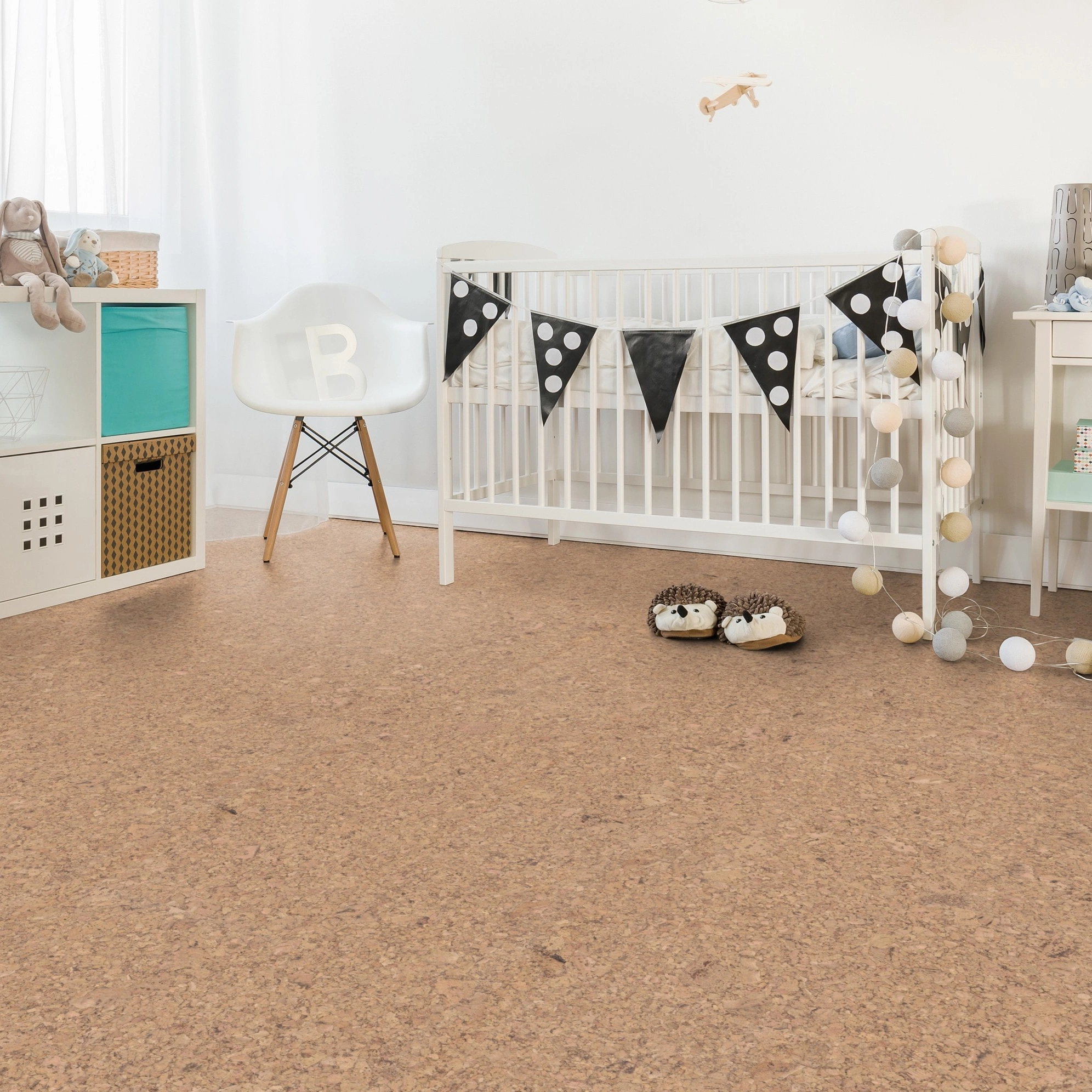 Milieubild Kinderzimmer mit weißer Krippe - Wicanders Wise HDF Klick-Korkboden cork Go Ambition Milieubild Kinderzimmer mit weißer Krippe - Wicanders Wise 80001643