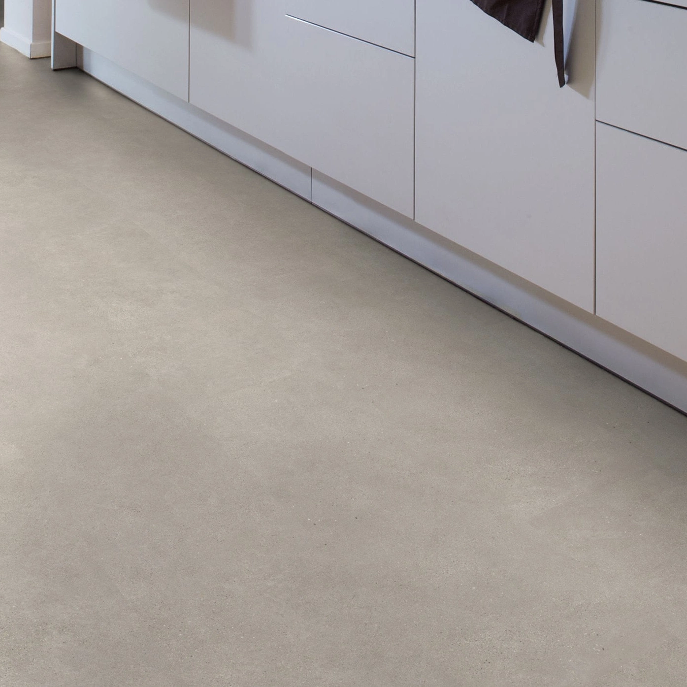 Milieubild Esszimmer mit Küchenblock - Wicanders Wise HDF Klick-Designboden stone Natural Microcement Greige Milieubild Esszimmer mit Küchenblock - Wicanders Wise 80003908