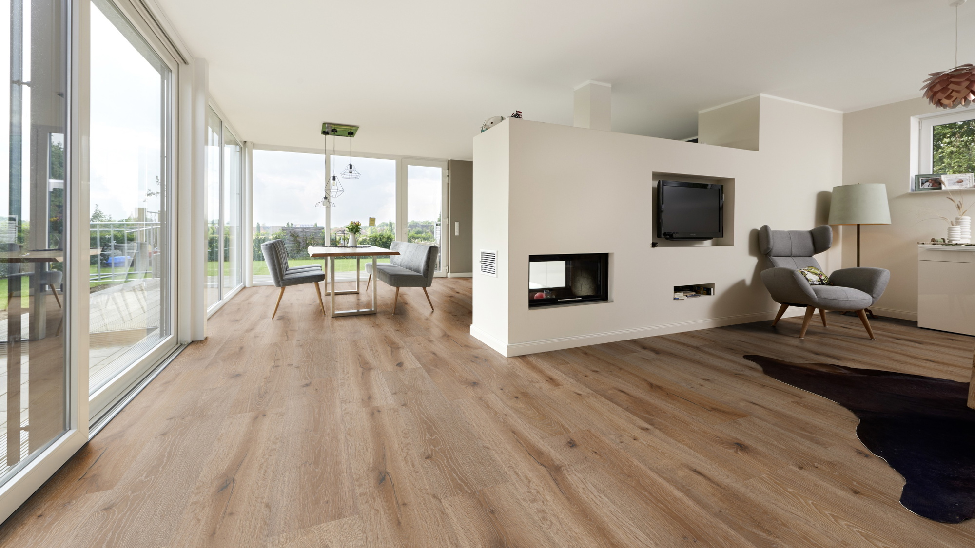 Milieubild Wohnzimmer mit Essbereich und Kamin - ter Hürne Klebe-Designboden Avatara Pro Classic Edition Eiche Lyra Milieubild Wohnzimmer mit Essbereich und Kamin - ter Hürne 1101270104