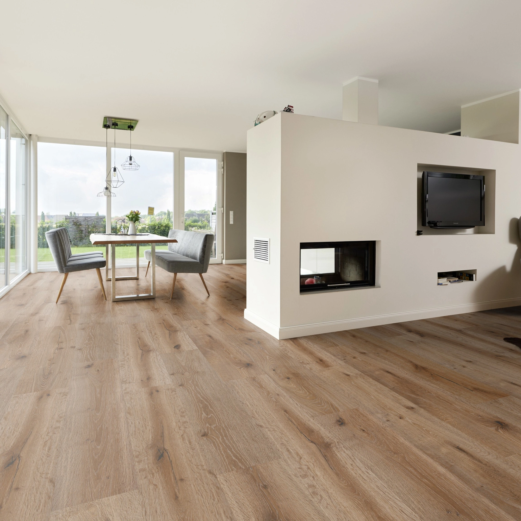 Milieubild Wohnzimmer mit Essbereich und Kamin - ter Hürne Klebe-Designboden Avatara Pro Classic Edition Eiche Lyra Milieubild Wohnzimmer mit Essbereich und Kamin - ter Hürne 1101270104