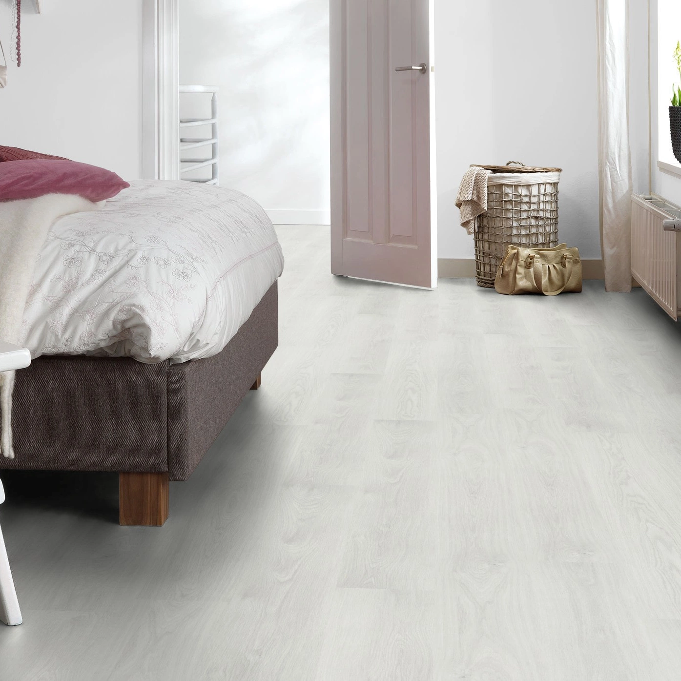 Milieubild Schlafzimmer mit Hocker - Forbo Flooring Klebe-Vinyl Enduro Dryback Wood White Oak Milieubild Schlafzimmer mit Hocker - Forbo Flooring 217621