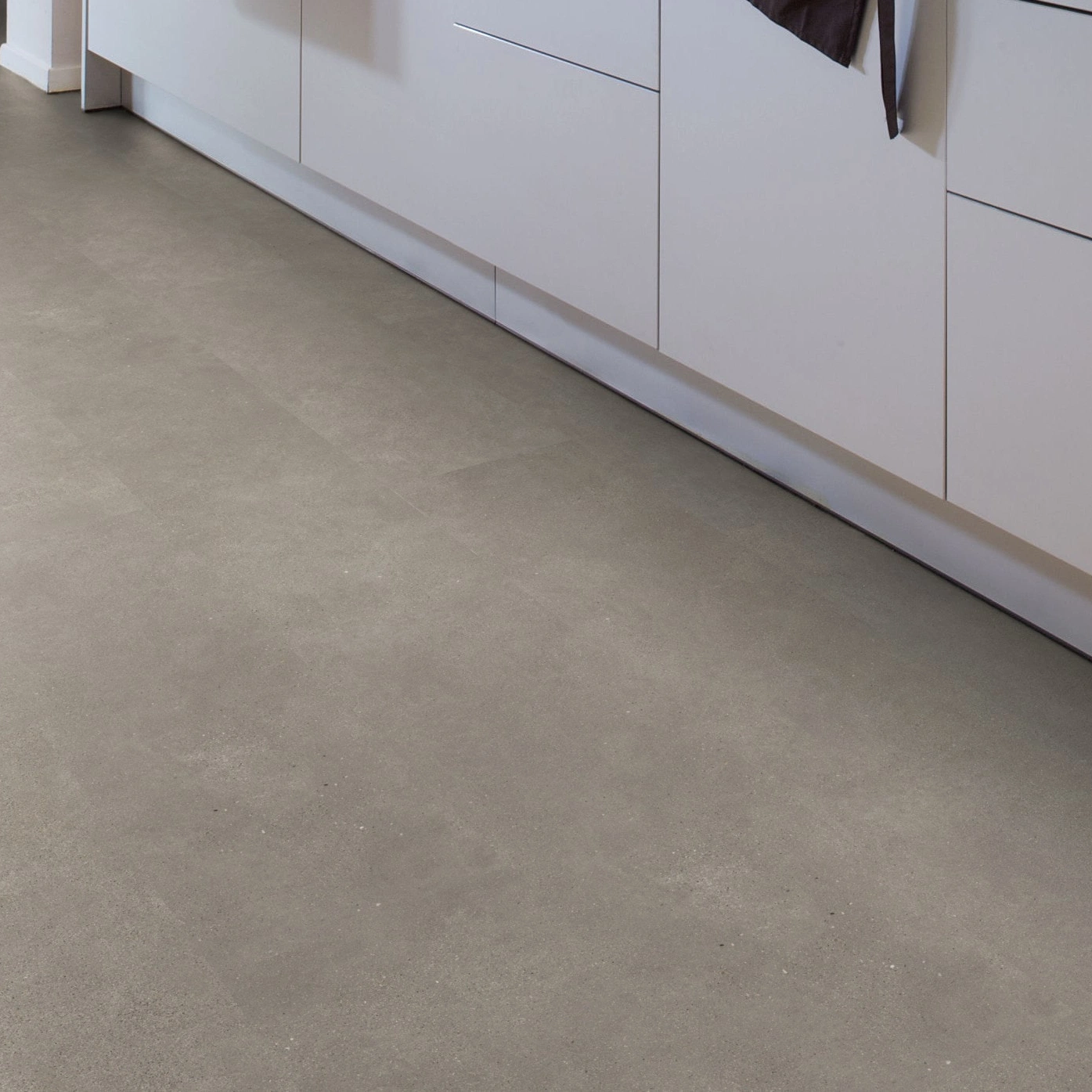 Milieubild Esszimmer mit Küchenblock - Wicanders Wise HDF Klick-Designboden stone Natural Microcement Milieubild Esszimmer mit Küchenblock - Wicanders Wise 80003907