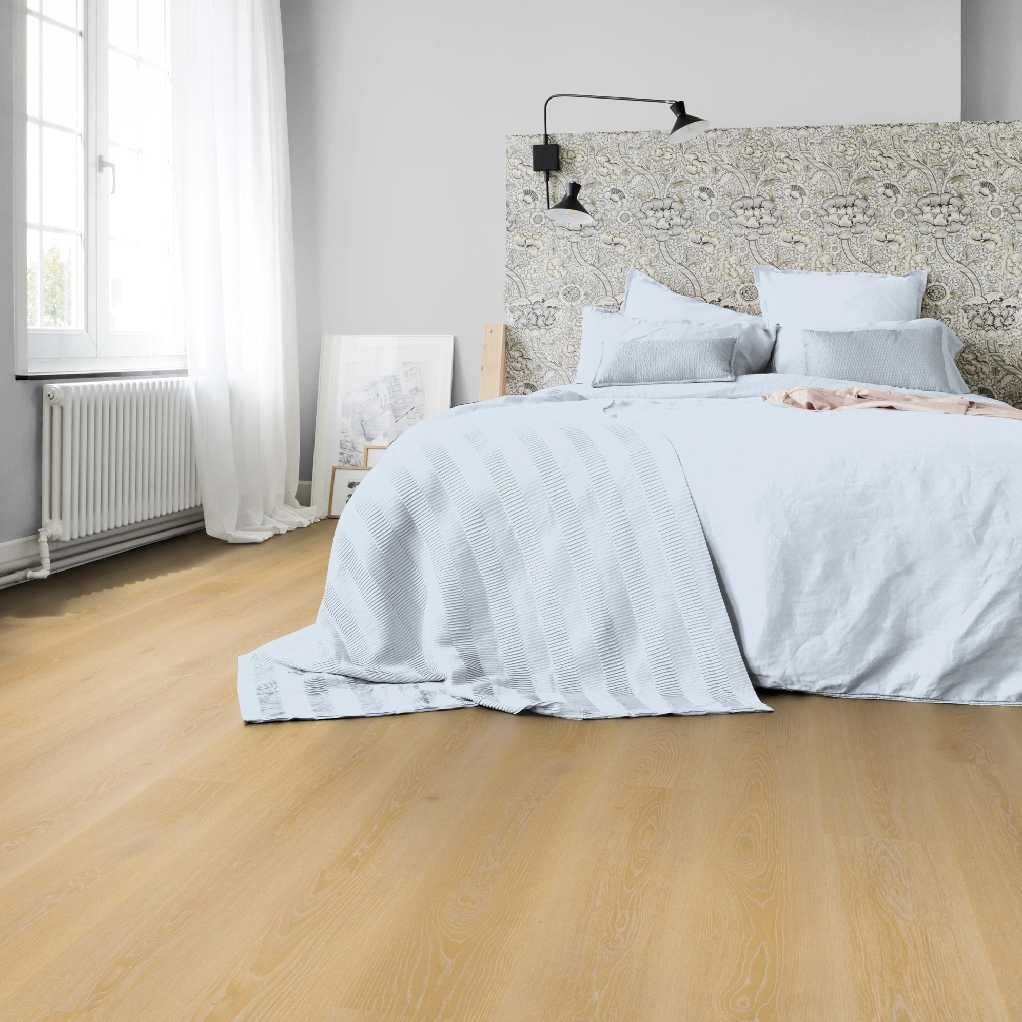 Milieubild Schlafzimmer in Stadtwohnung - Tarkett Klebe-Vinyl Essence 30 Tribe Oak Light Natural Milieubild Schlafzimmer in Stadtwohnung - Tarkett 260055007