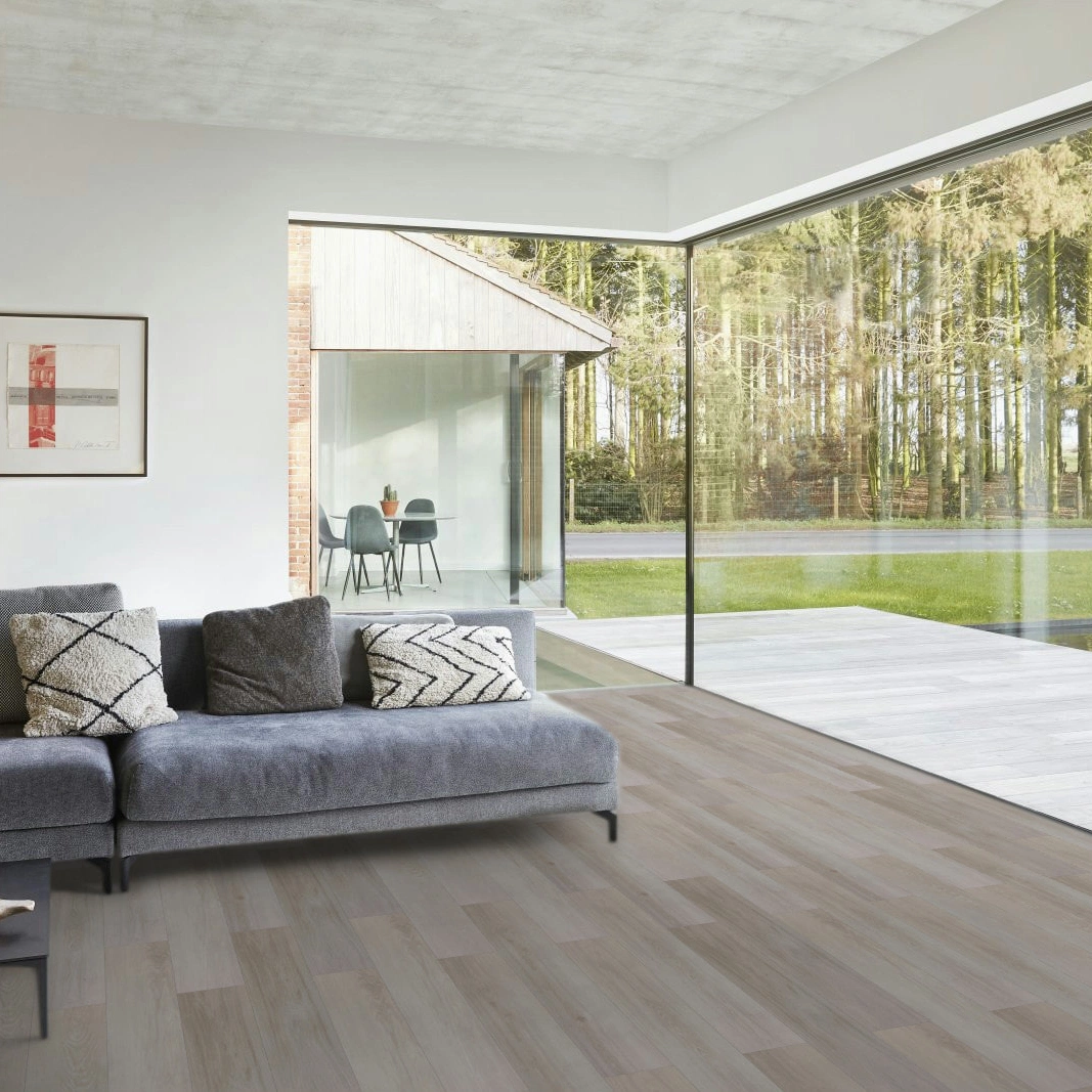 Milieubild Modernes Wohnzimmer mit Fensterfront - BerryAlloc Klebe-Vinyl Zenn Gluedown 30 Oslo Milieubild Modernes Wohnzimmer mit Fensterfront - BerryAlloc 60002220