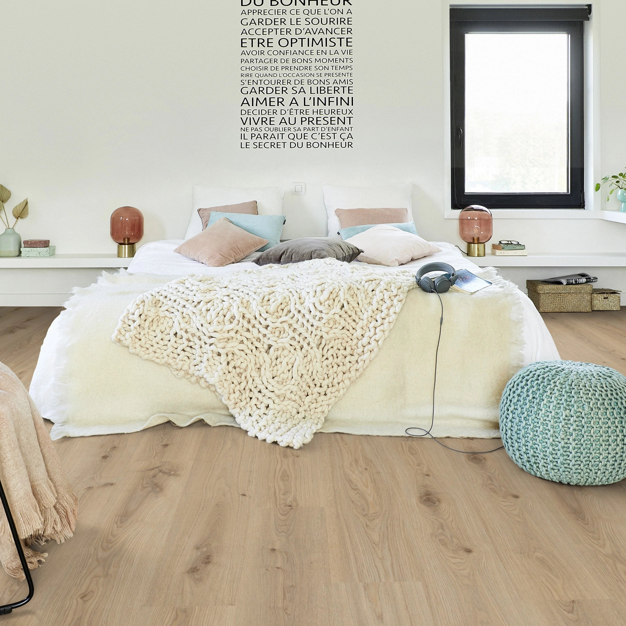 Milieubild Modernes Schlafzimmer - Bett mit Stuhl - Tarkett Rigid Klick-Vinyl Essence Rigid 30 Primary Oak Natural Milieubild Modernes Schlafzimmer - Bett mit Stuhl - Tarkett 260032004