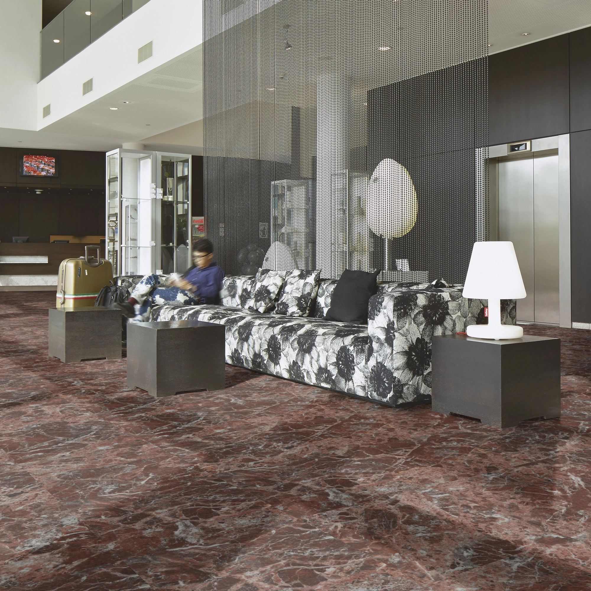 Milieubild Hotellobby mit Rezeption - Forbo Flooring Klebe-Vinyl Allura Dryback 0.55 Material Terra Marble Milieubild Hotellobby mit Rezeption - Forbo Flooring 243647