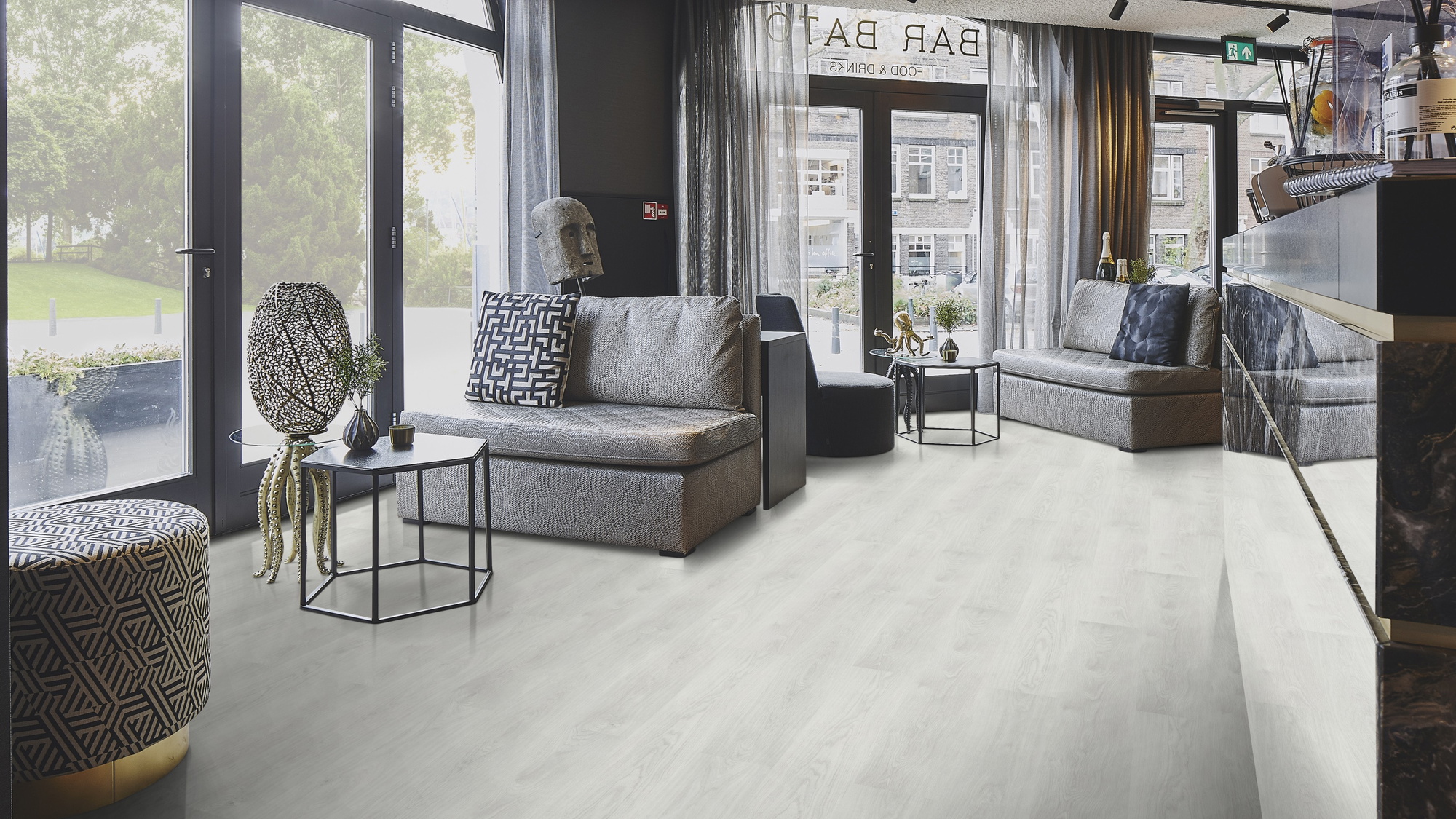 Milieubild Lounge in Hotelbar - Forbo Flooring Klebe-Vinyl Enduro Dryback Wood White Oak Milieubild Lounge in Hotelbar - Forbo Flooring 217621