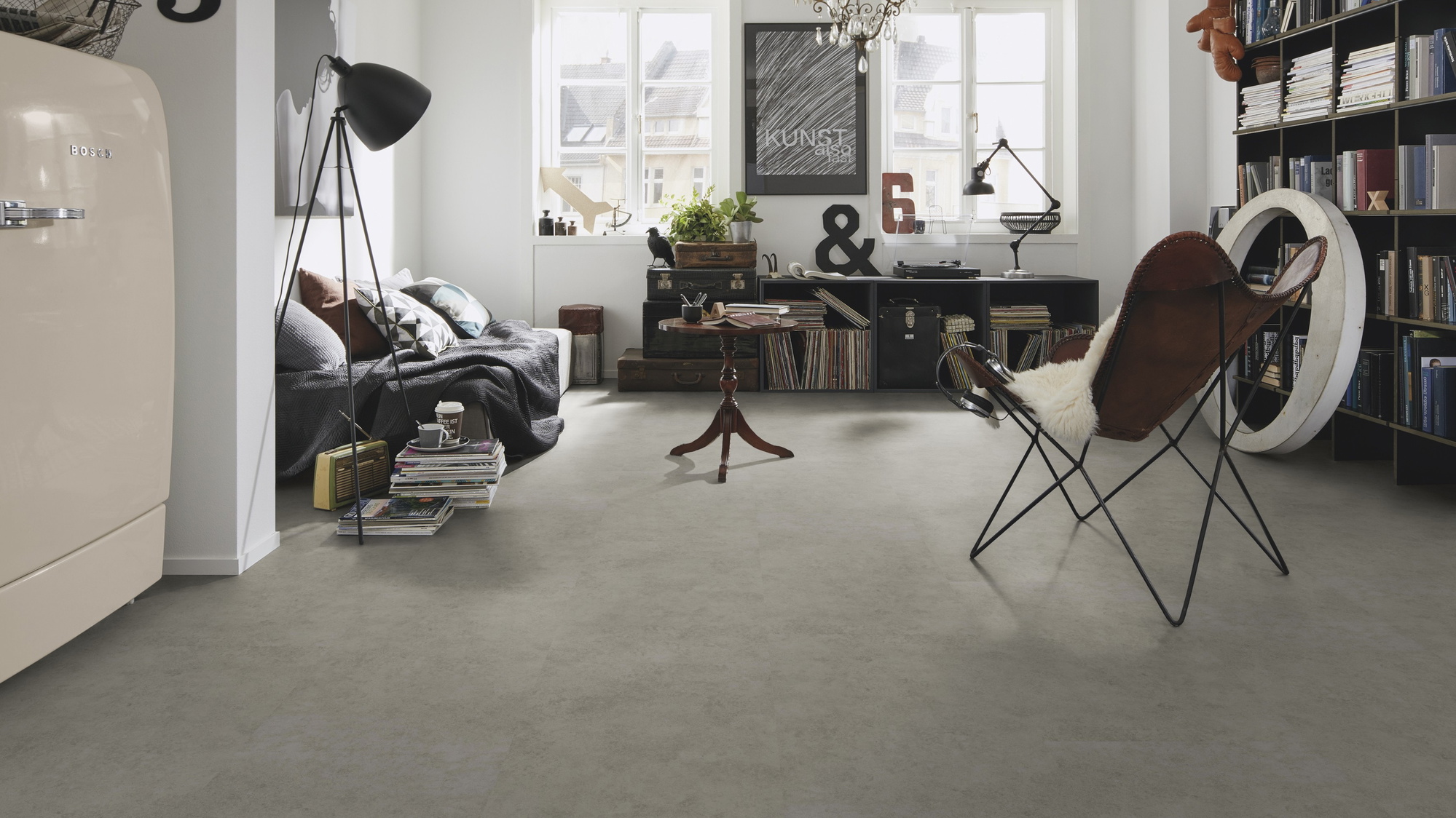 Milieubild Kompaktes Wohnzimmer mit Bücherregal - wineo Klebe-Bioboden PURLINE wineo 1200 stone XL Please meet Paula Milieubild Kompaktes Wohnzimmer mit Bücherregal - wineo PL117R