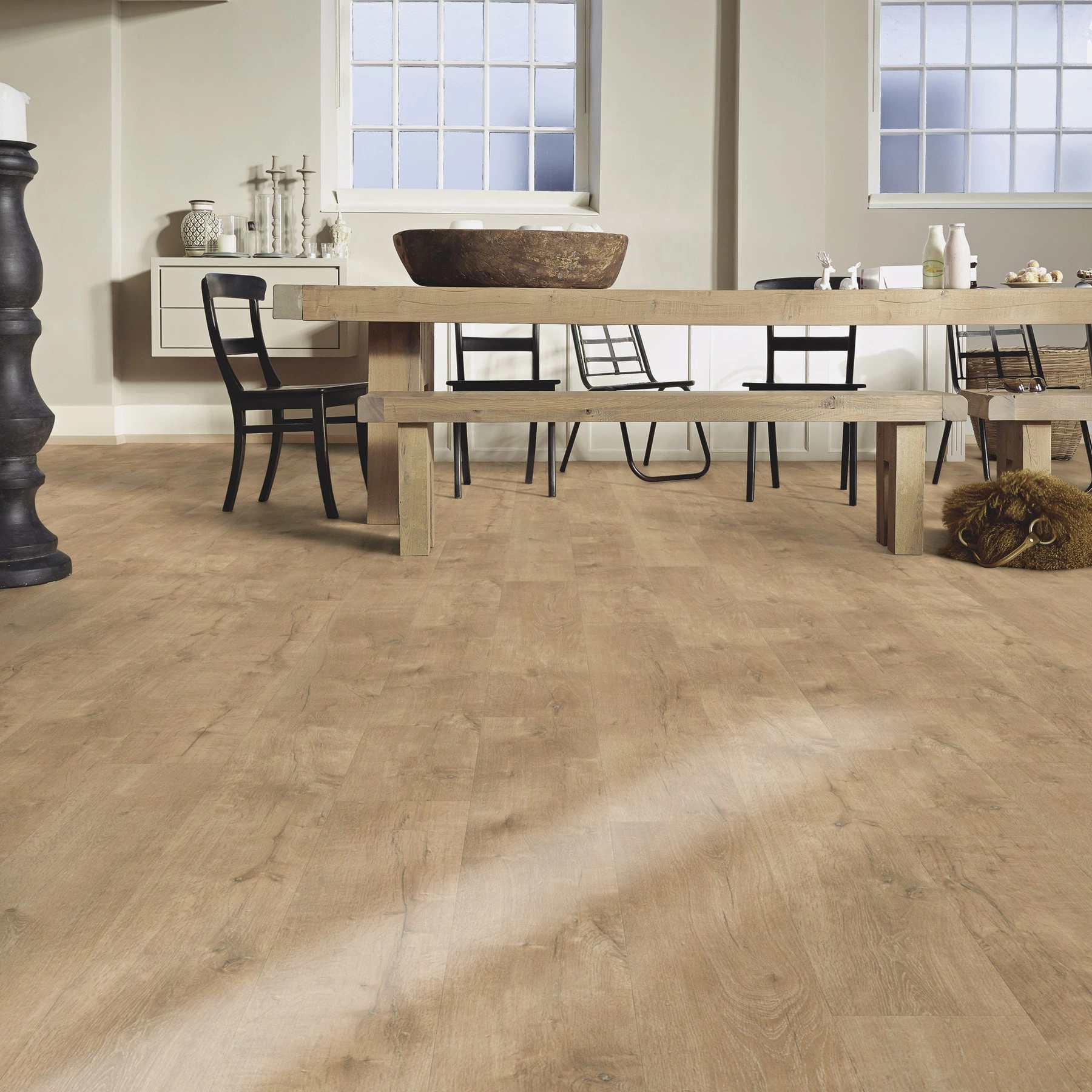 Milieubild Esszimmer mit großem Tisch - MEISTER Laminat LD 55 Eiche karamell Milieubild Esszimmer mit großem Tisch - MEISTER 600015-1288198-06953
