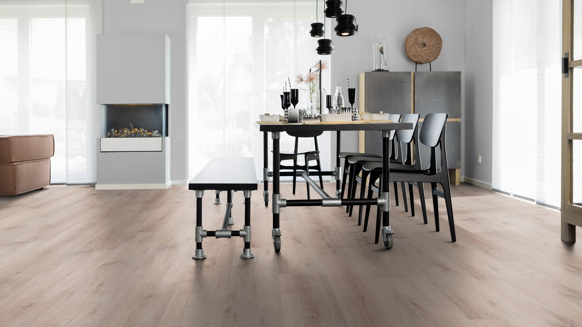 Milieubild Esszimmer mit Kamin - wineo Klick-Bioboden PURLINE wineo 1000 wood XL Rustic Oak Taupe Milieubild Esszimmer mit Kamin - wineo PLC313R