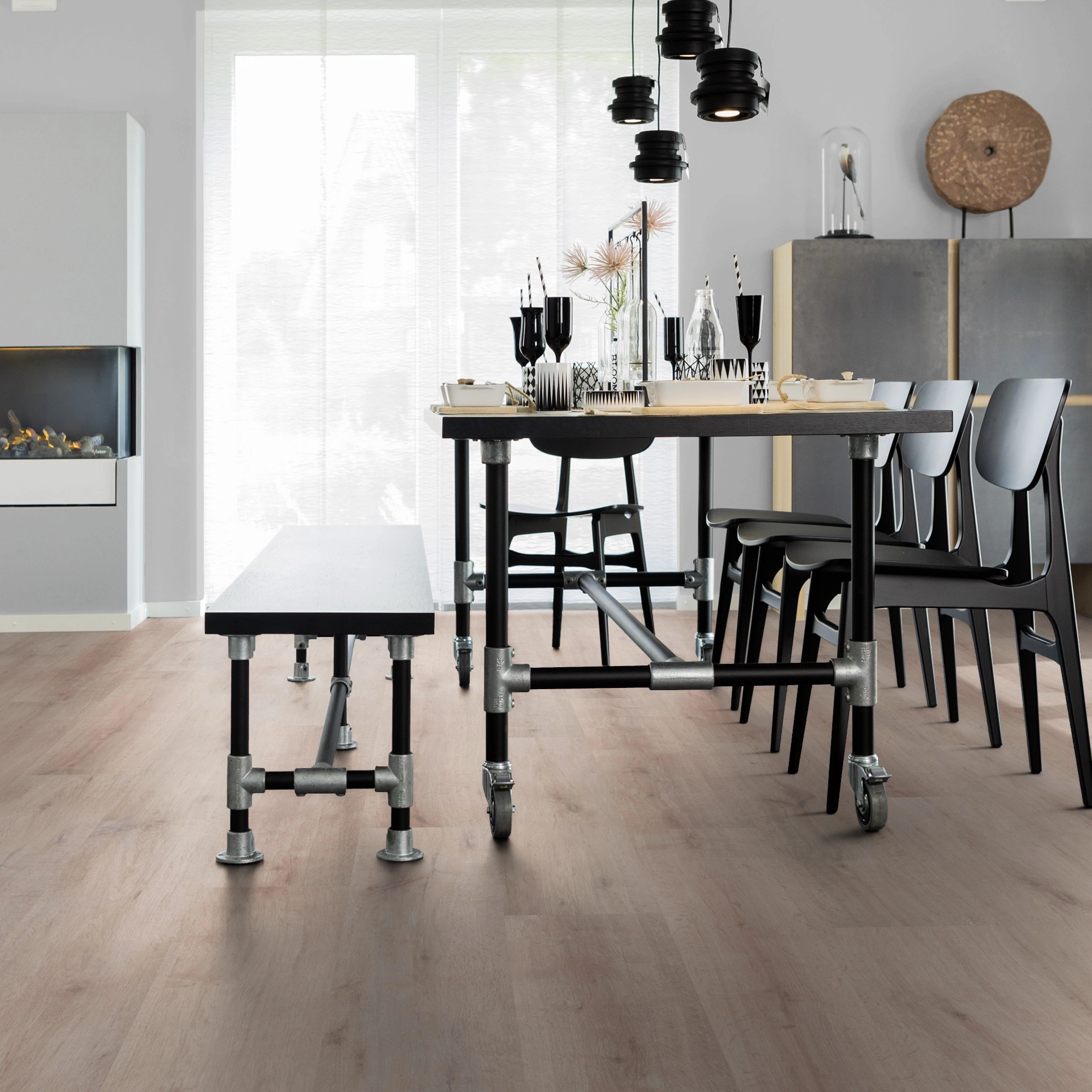 Milieubild Esszimmer mit Kamin - wineo Klick-Bioboden PURLINE wineo 1000 wood XL Rustic Oak Taupe Milieubild Esszimmer mit Kamin - wineo PLC313R