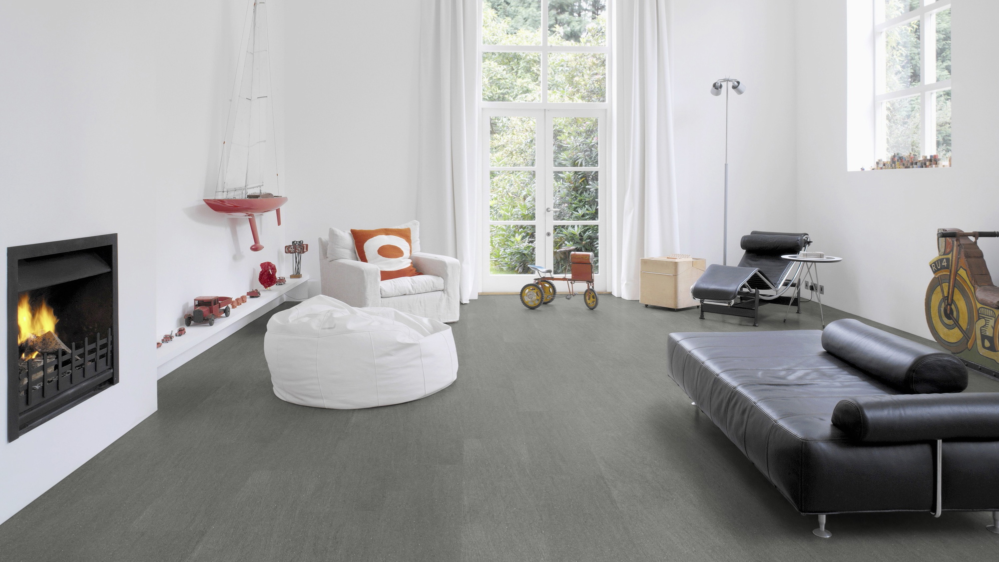 Milieubild Altbau-Wohnzimmer mit Kamin - Wicanders Wise HDF Klick-Designboden stone Natural Basaltina Stone Grey Milieubild Altbau-Wohnzimmer mit Kamin - Wicanders Wise 80003899