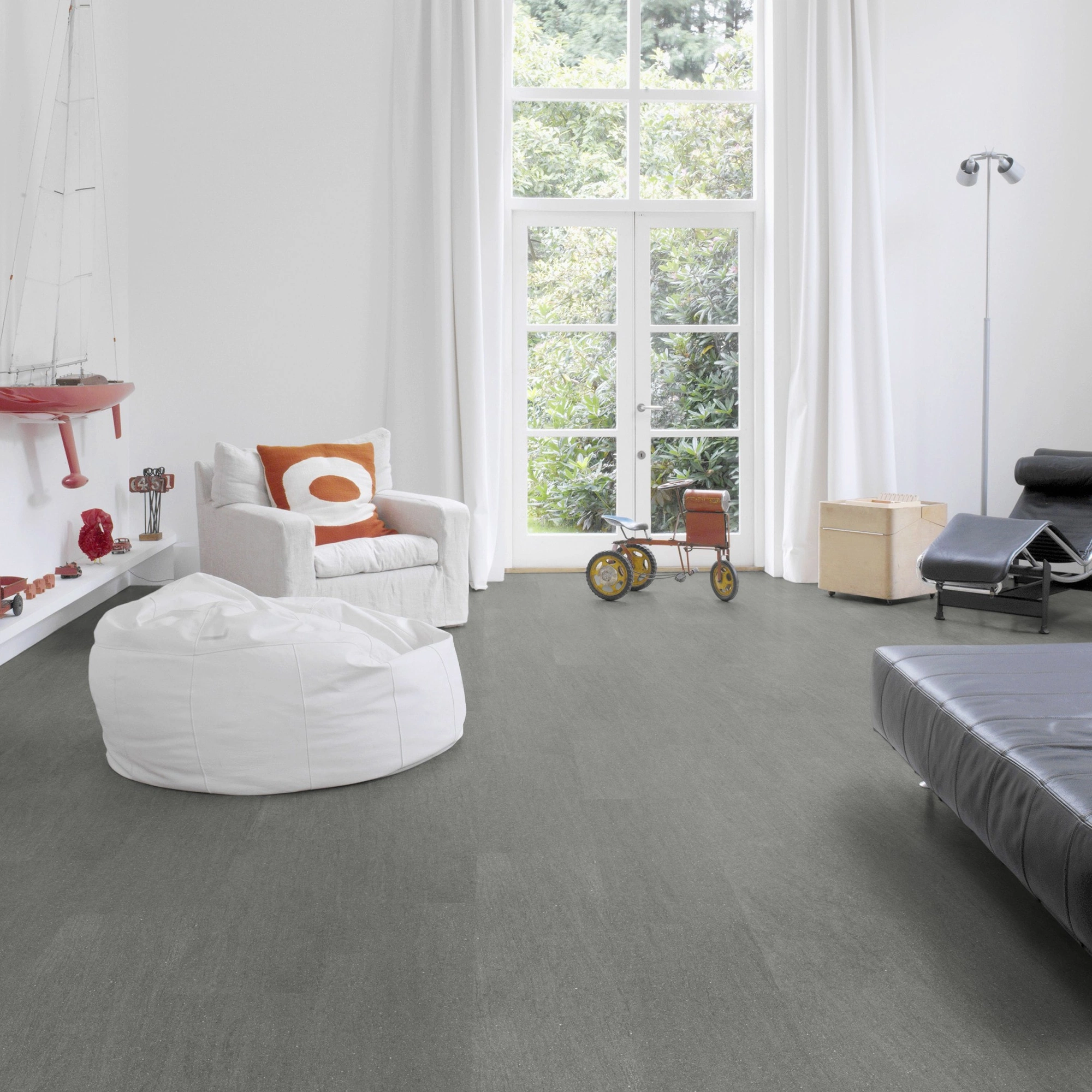 Milieubild Altbau-Wohnzimmer mit Kamin - Wicanders Wise HDF Klick-Designboden stone Natural Basaltina Stone Grey Milieubild Altbau-Wohnzimmer mit Kamin - Wicanders Wise 80003899